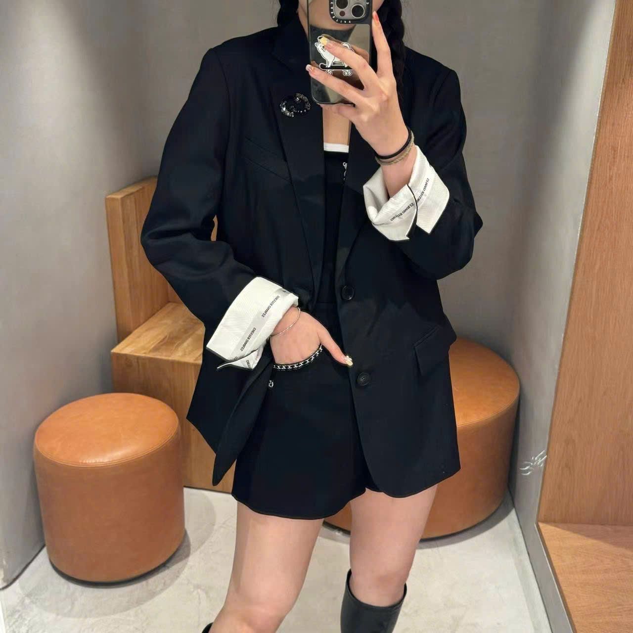 Áo Blazer viền cổ CC, tay lật