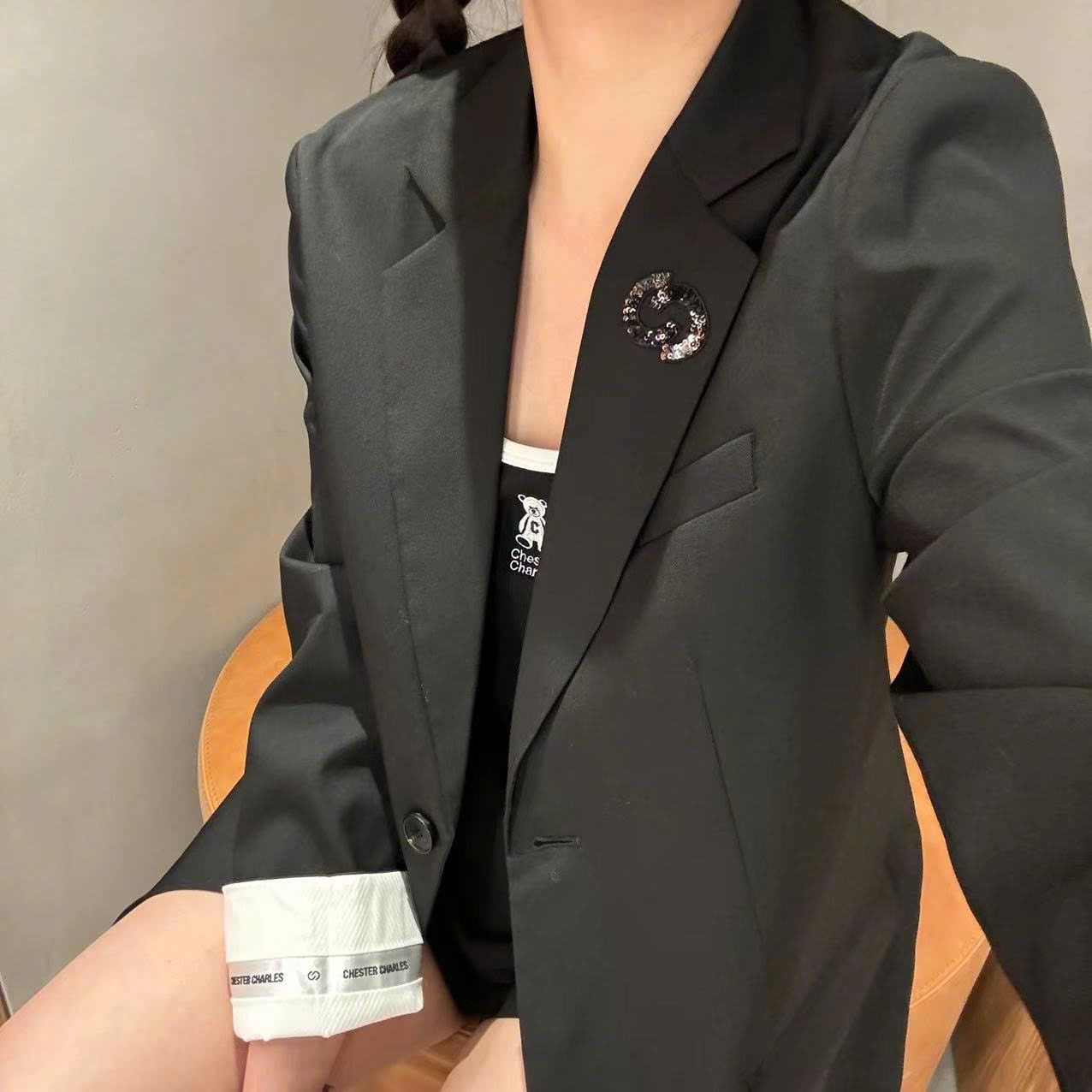 Áo Blazer viền cổ CC, tay lật