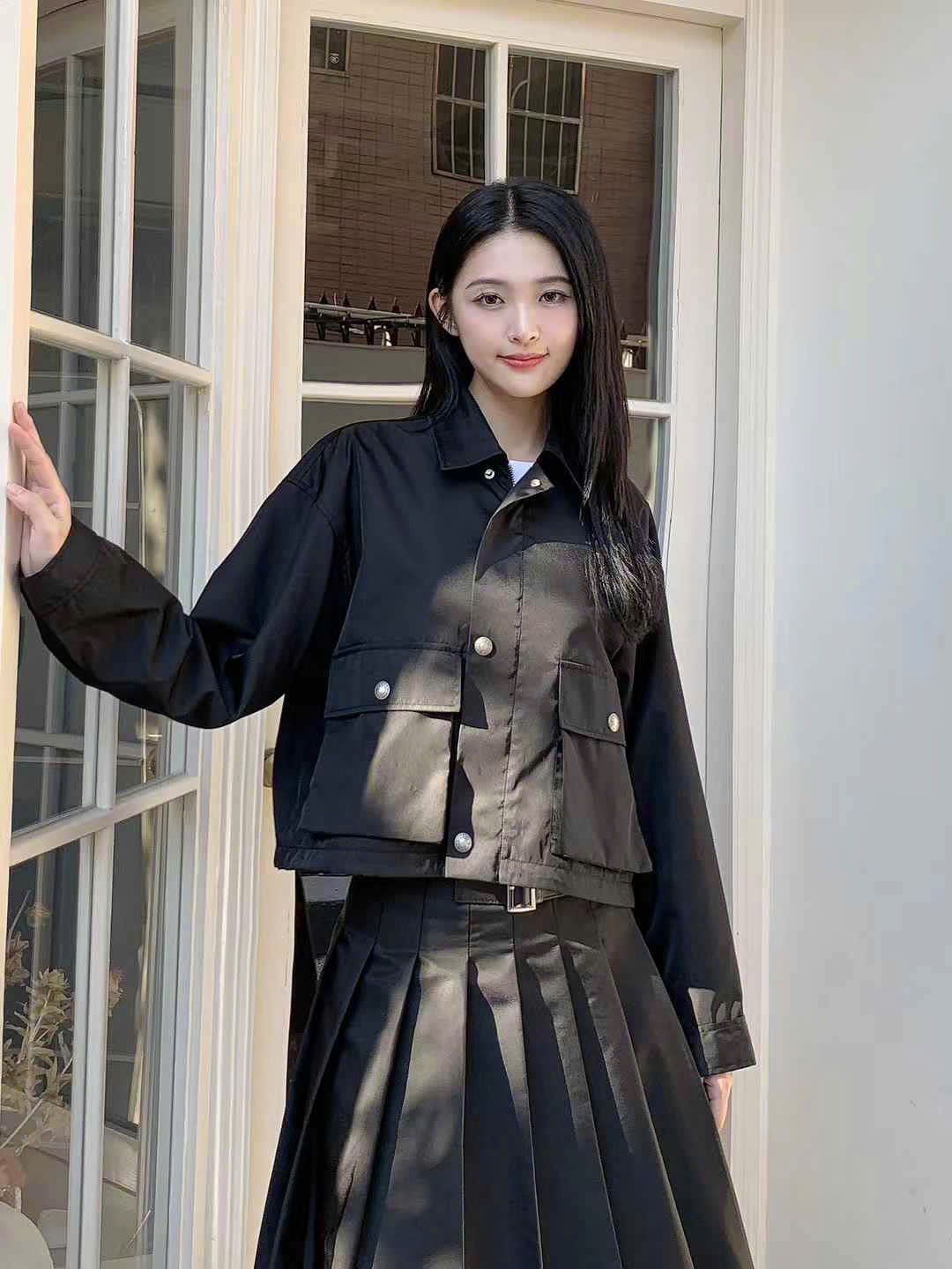 Bộ Khoác đen khóa kéo (Poli) và Chân váy xếp ly dài , 1/2 belt da set