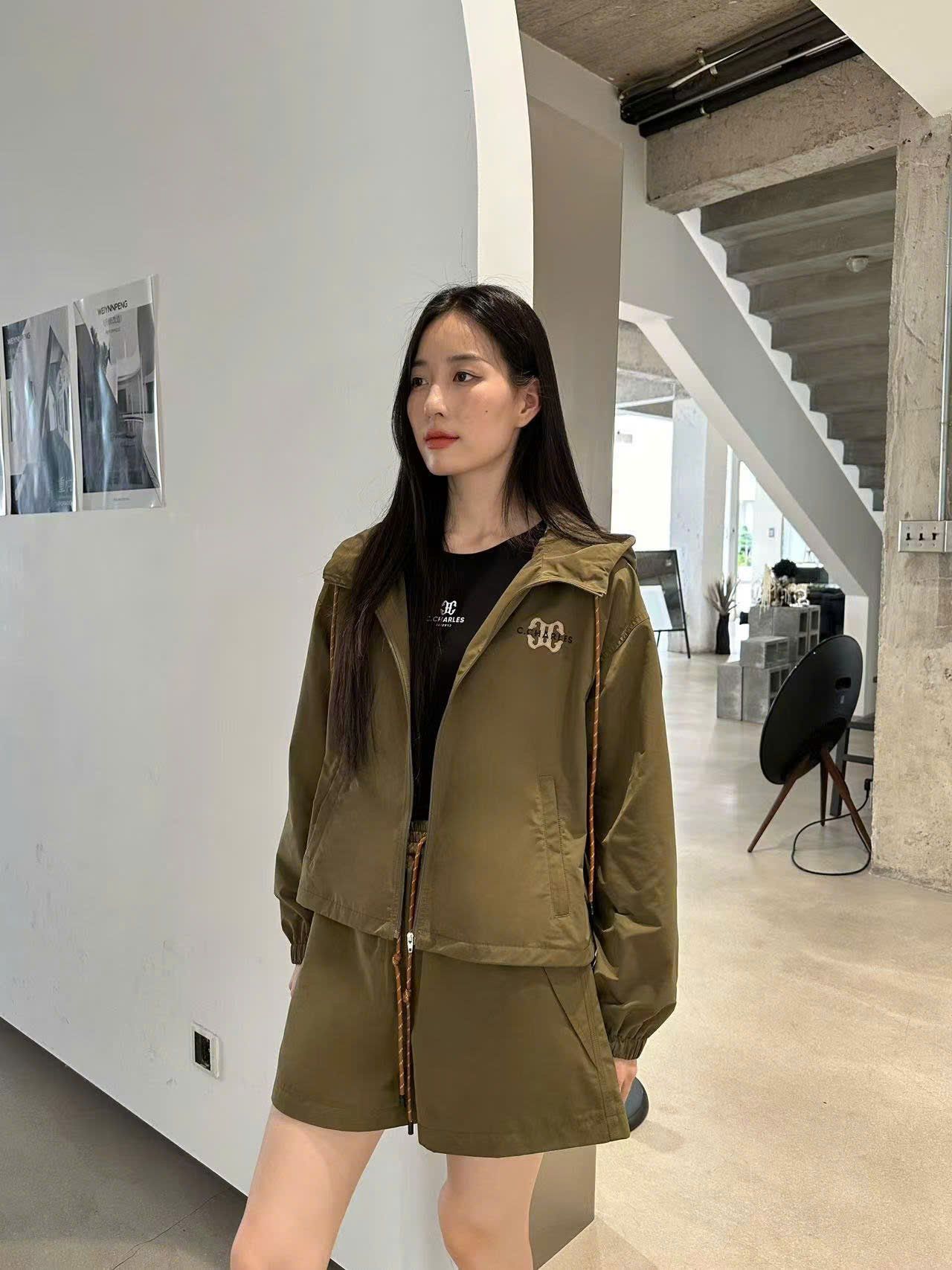 Bộ áo khoác kaki và quần sooc màu rêu set