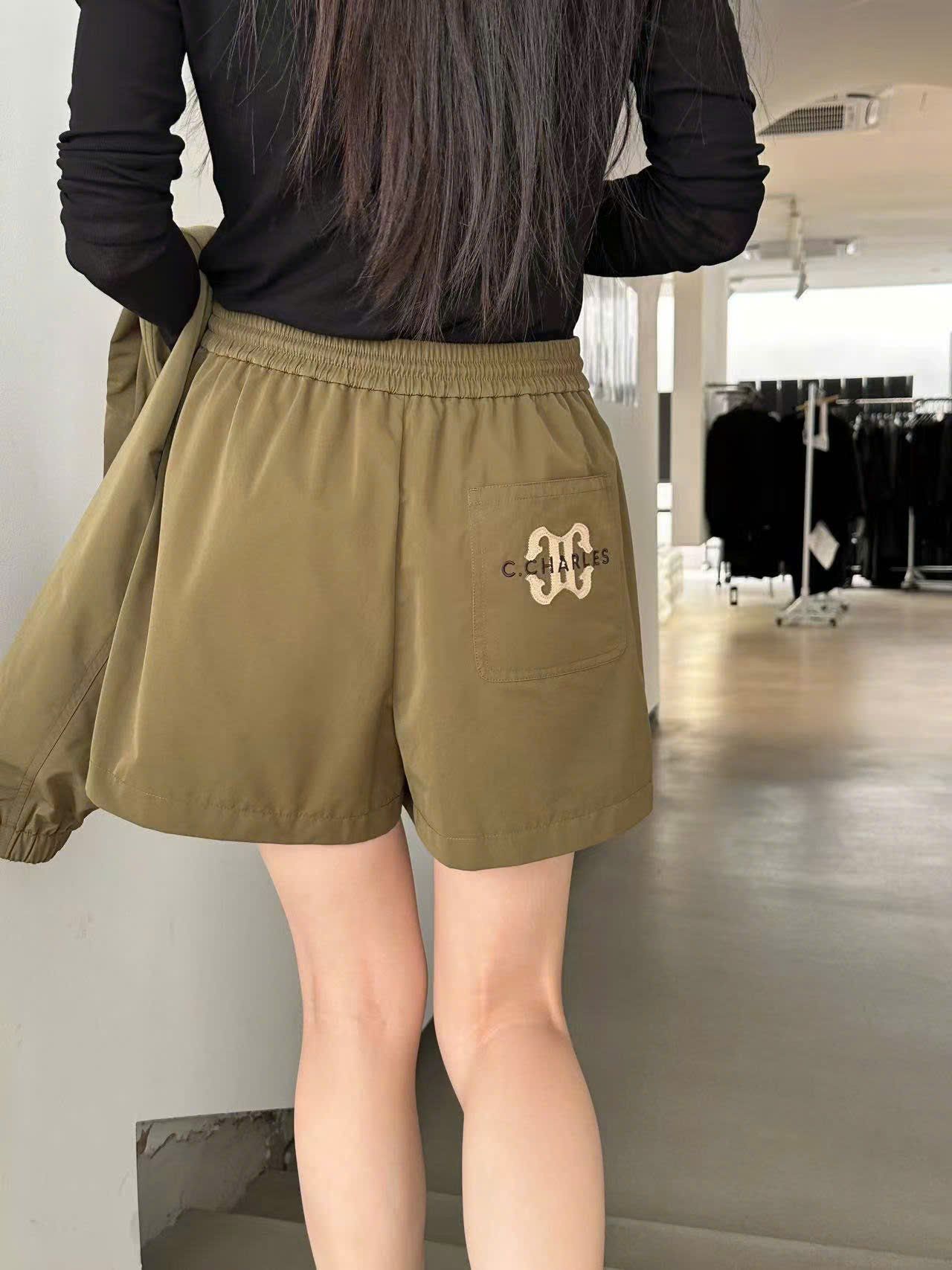 Bộ áo khoác kaki và quần sooc màu rêu set