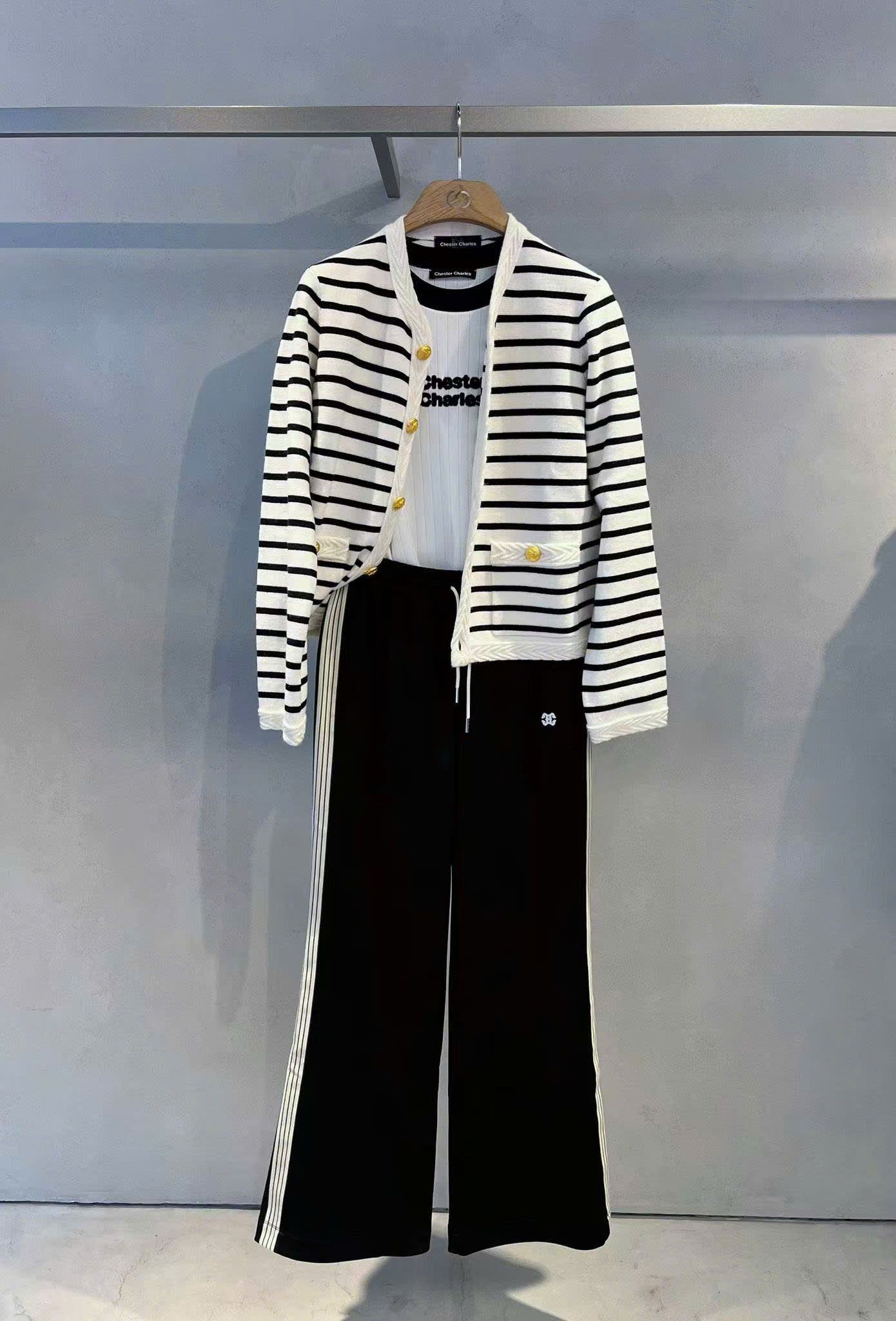 Cardigan trắng kẻ đen - cúc vàng (giống Celine)
