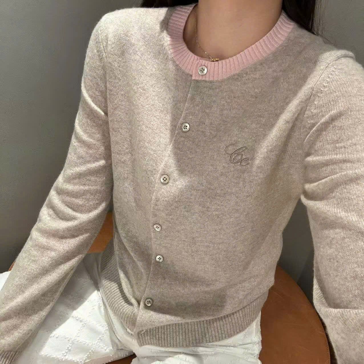CDG xám cổ hồng chữ lồng CC