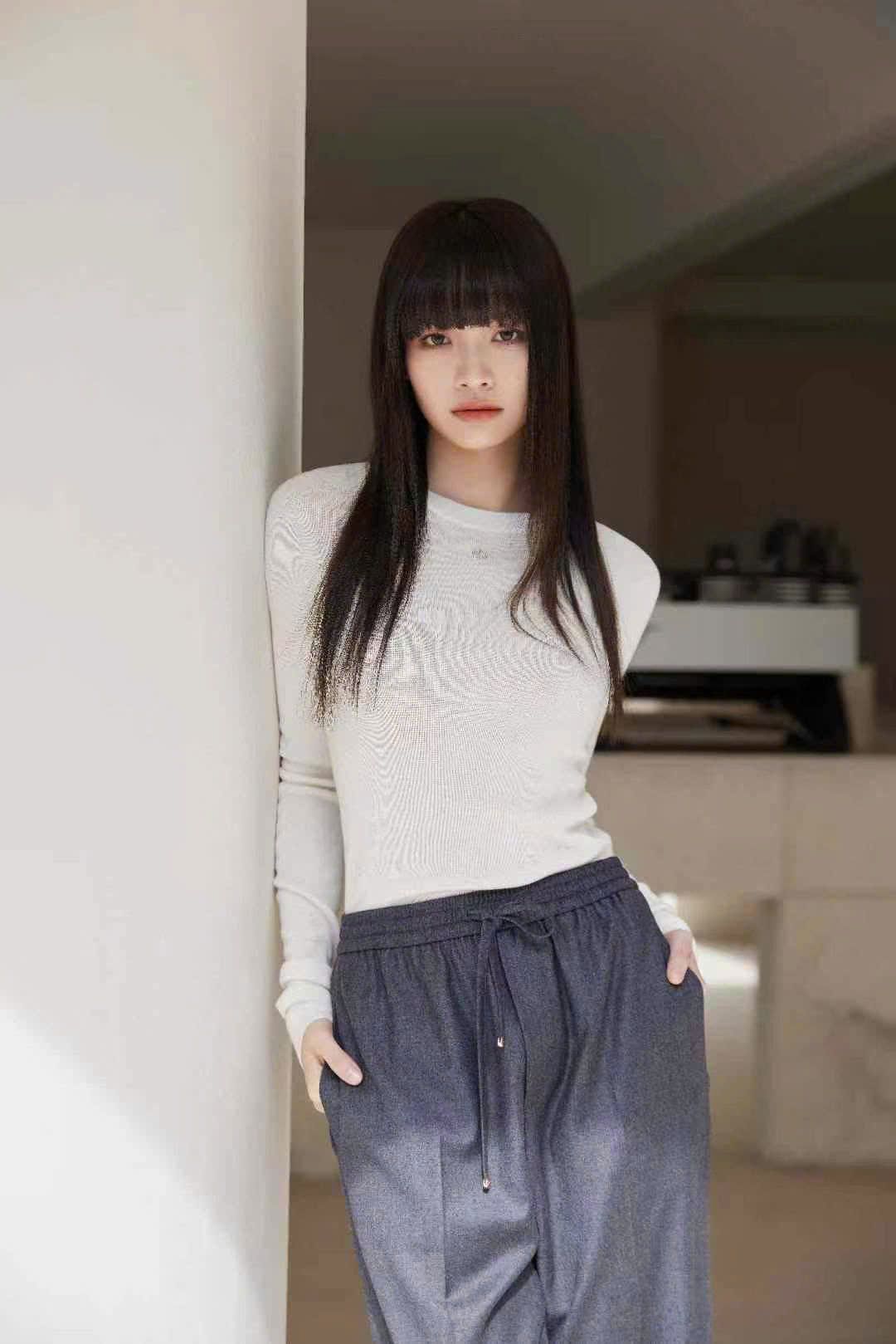 Áo len cổ tròn trắng 4.4