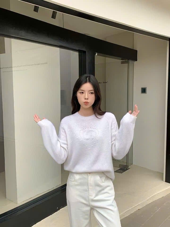 Áo len dài tay cashmere họa tiết ngực