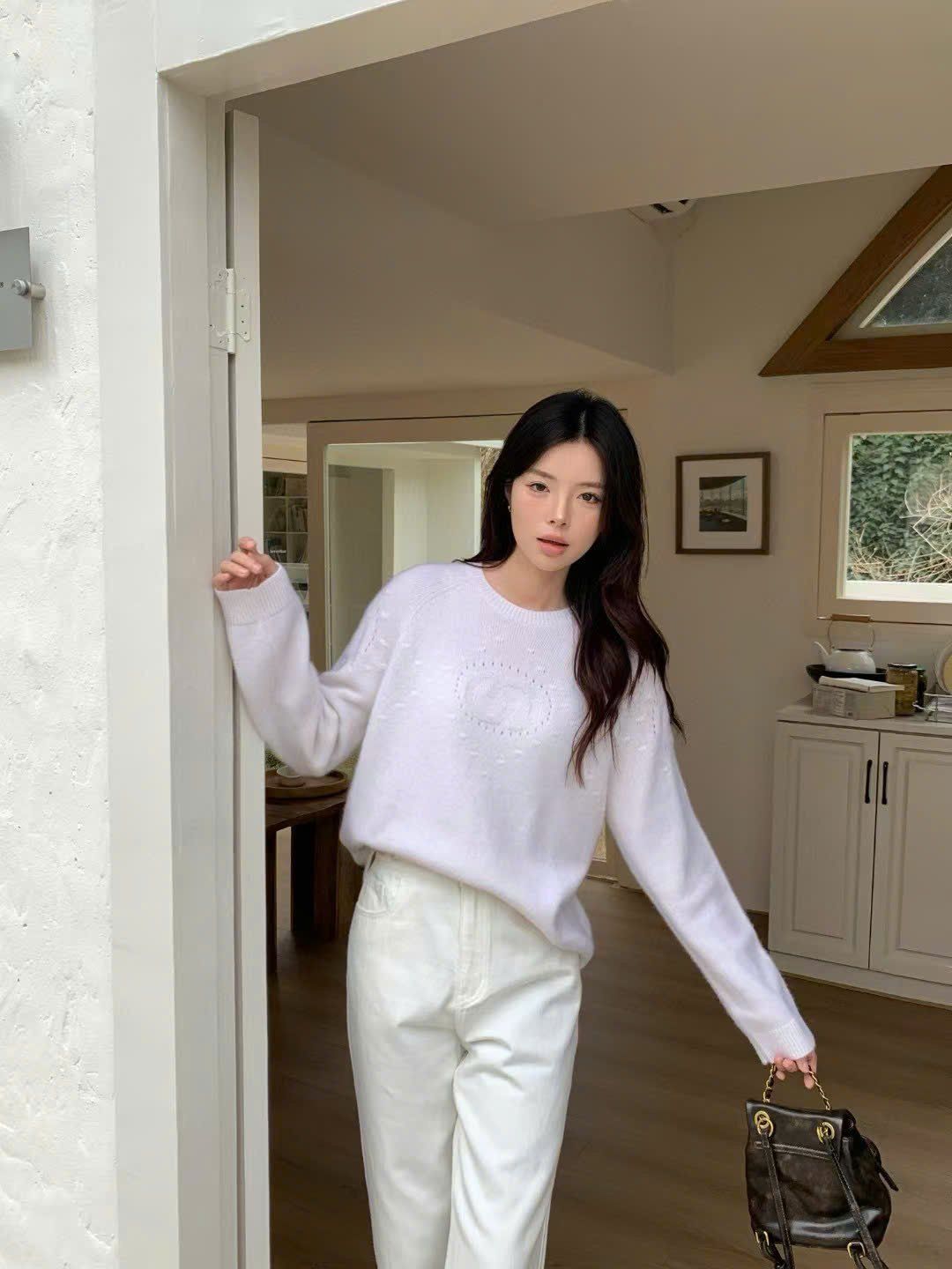 Áo len dài tay cashmere họa tiết ngực