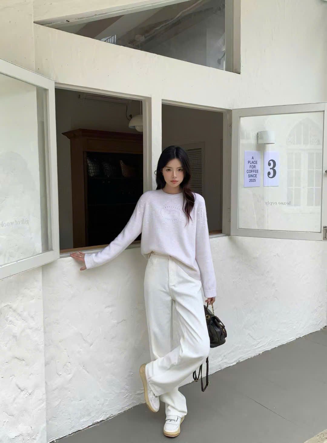 Áo len dài tay cashmere họa tiết ngực