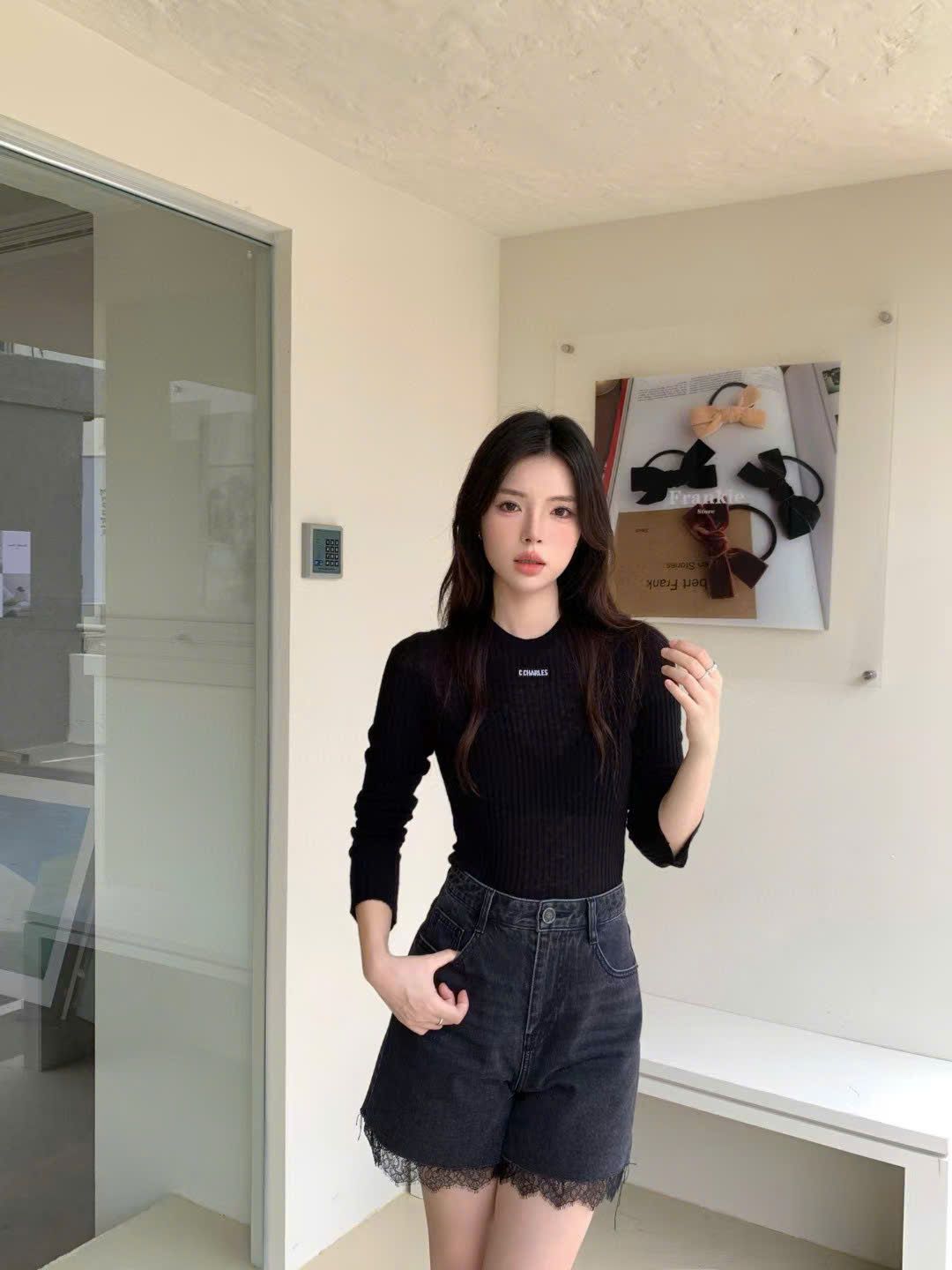 Áo len đen mỏng - chữ CC