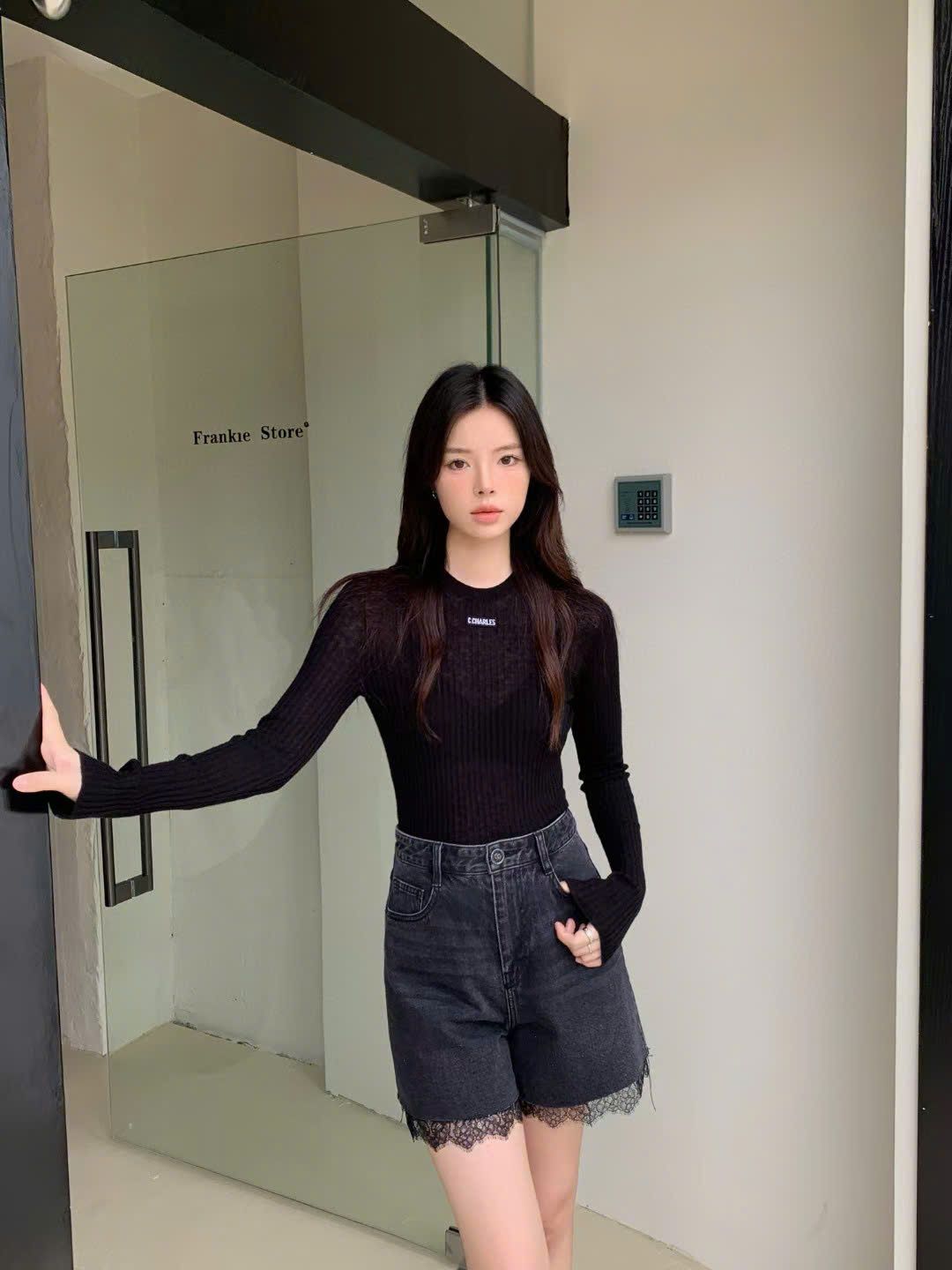 Áo len đen mỏng - chữ CC