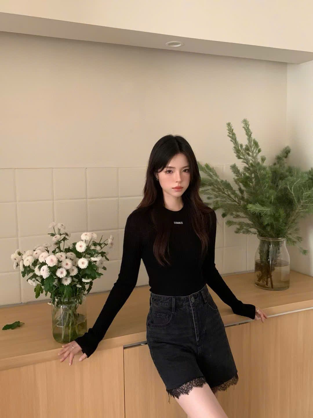 Áo len đen mỏng - chữ CC
