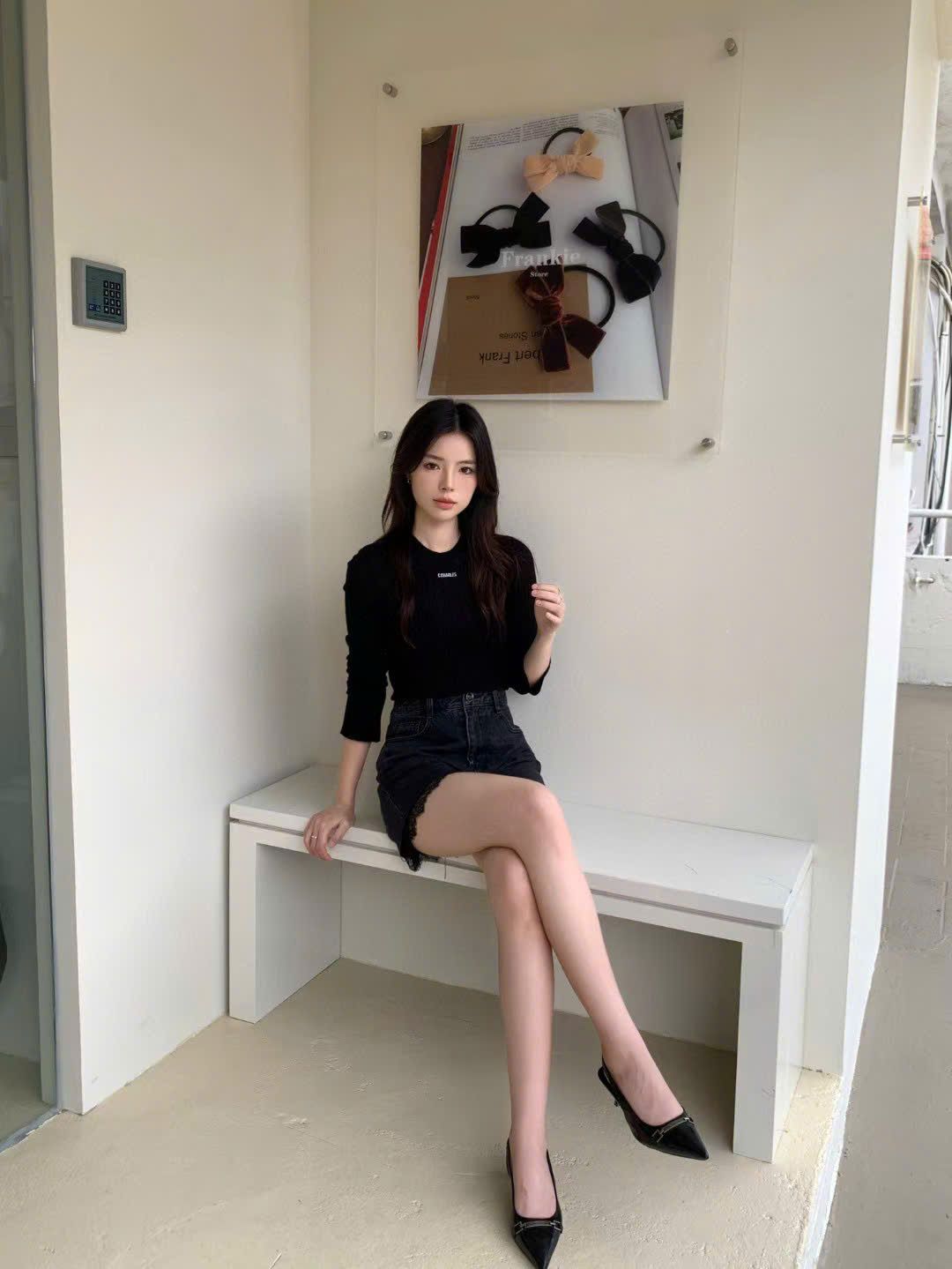 Áo len đen mỏng - chữ CC
