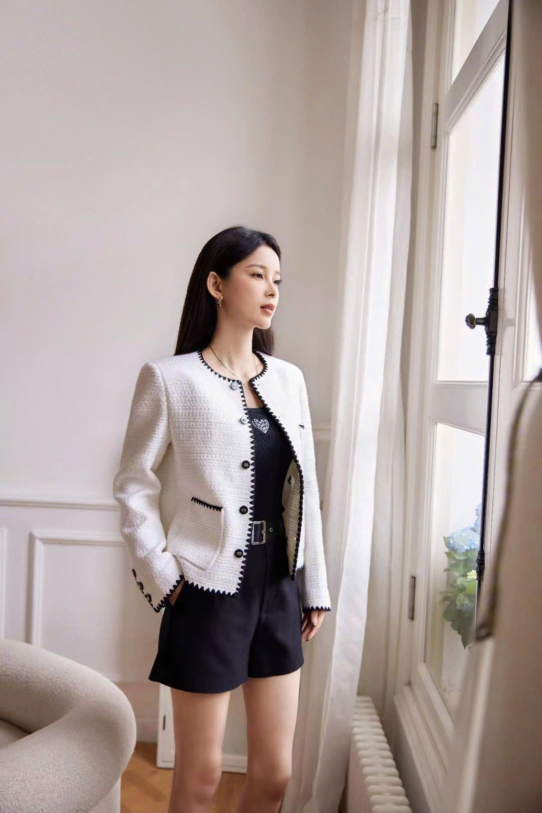 Áo dạ tweed trắng, viền đen
