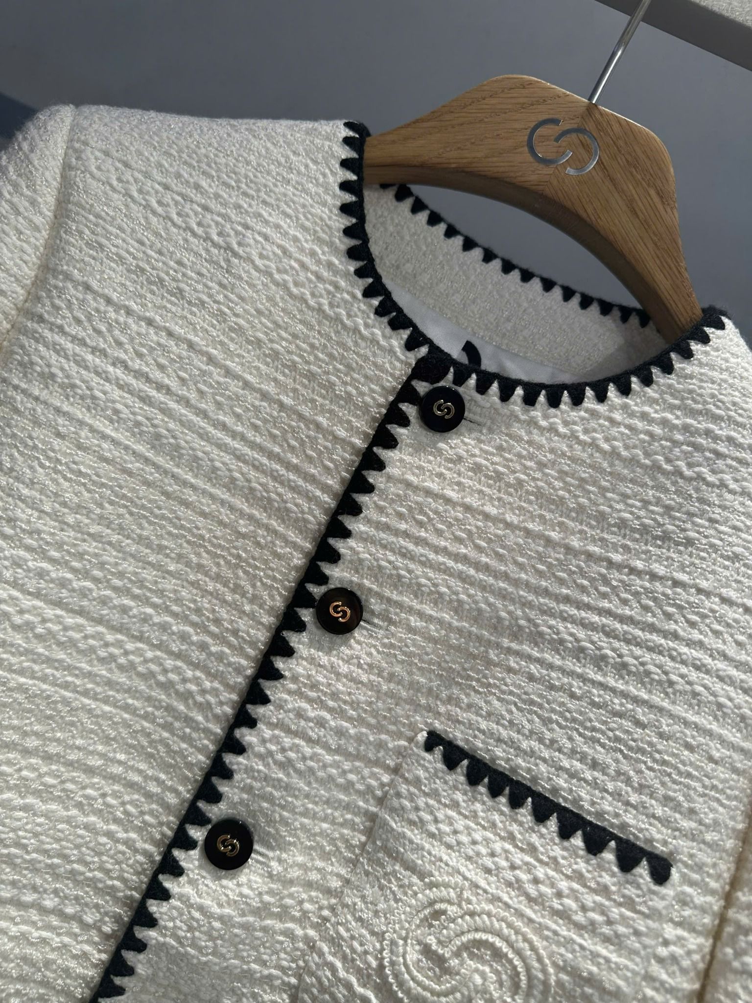 Áo dạ tweed trắng, viền đen