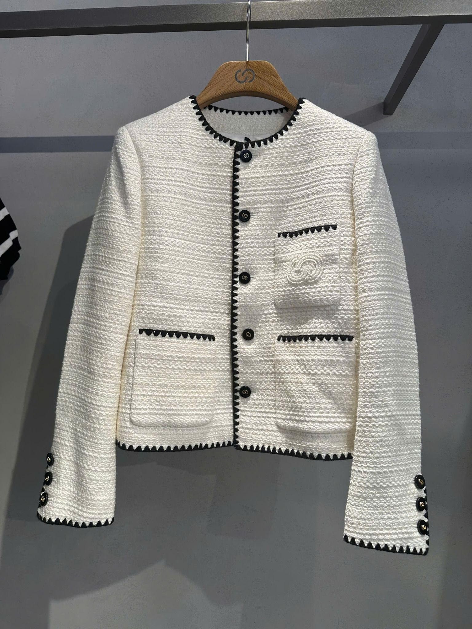 Áo dạ tweed trắng, viền đen