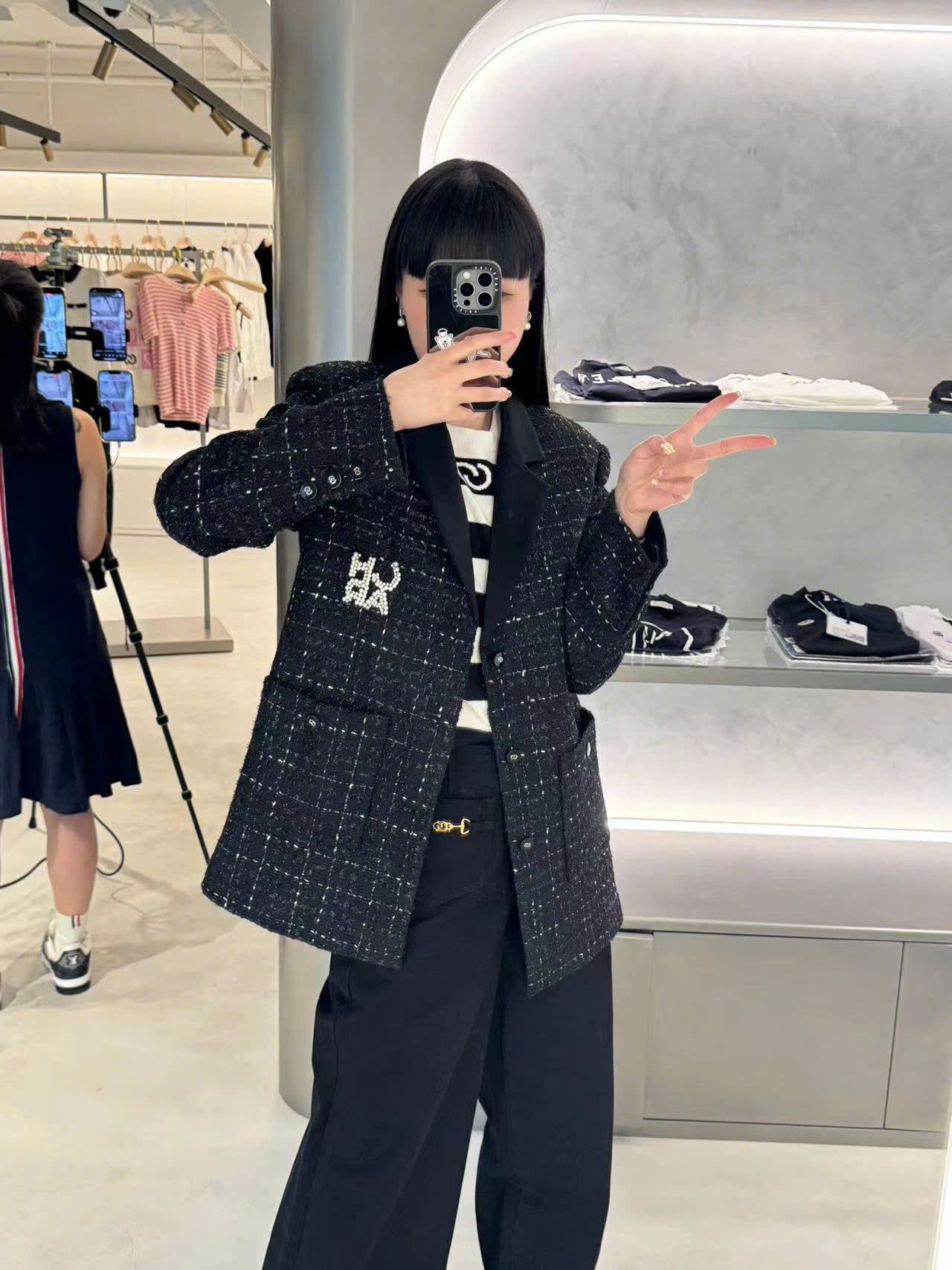 Áo vest dạ tweed đen dài - logo ngọc