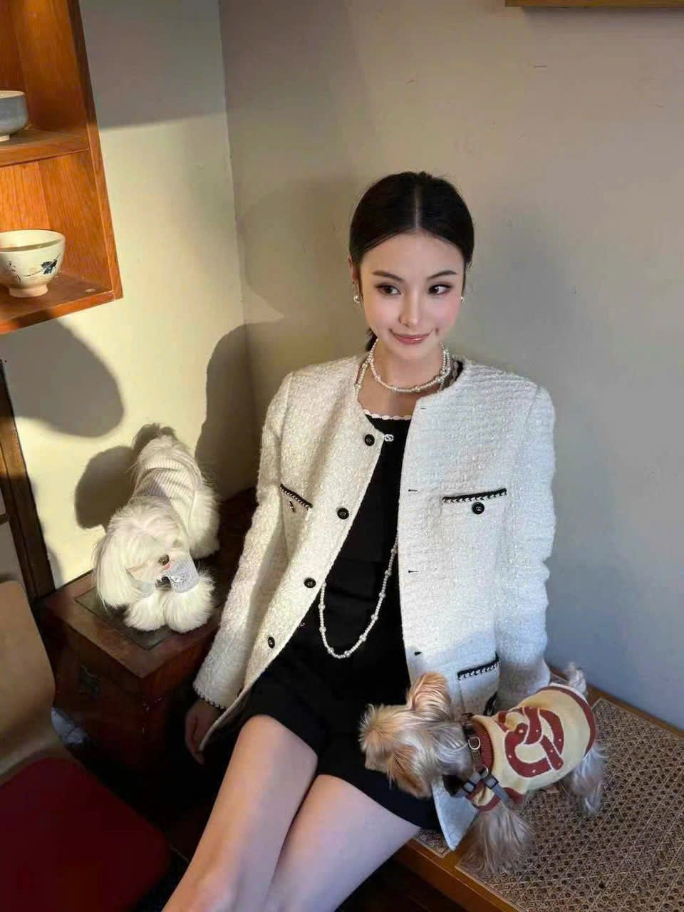 Dạ tweed trắng viền túi - dáng dài