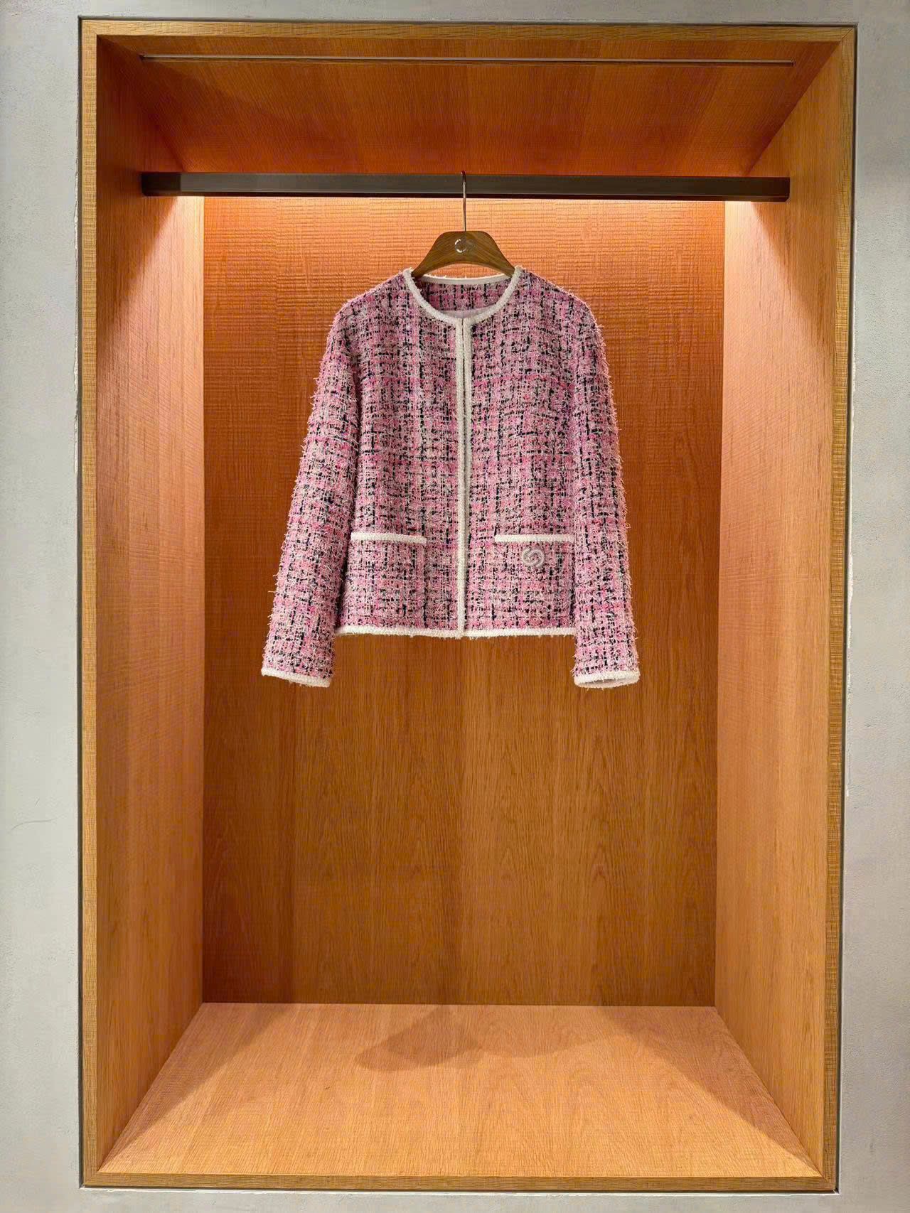 Áo dạ tweed hồng túi viền trắng