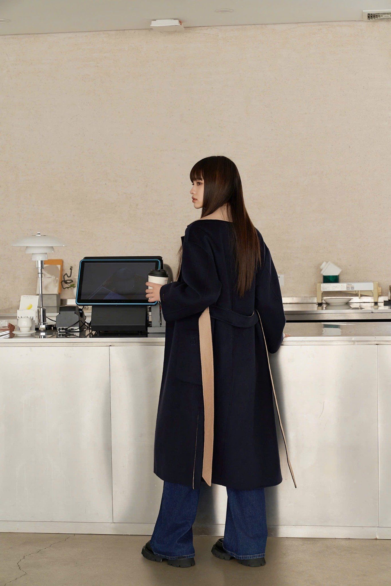 Áo dạ mangto xanh navy, cổ ve màu be