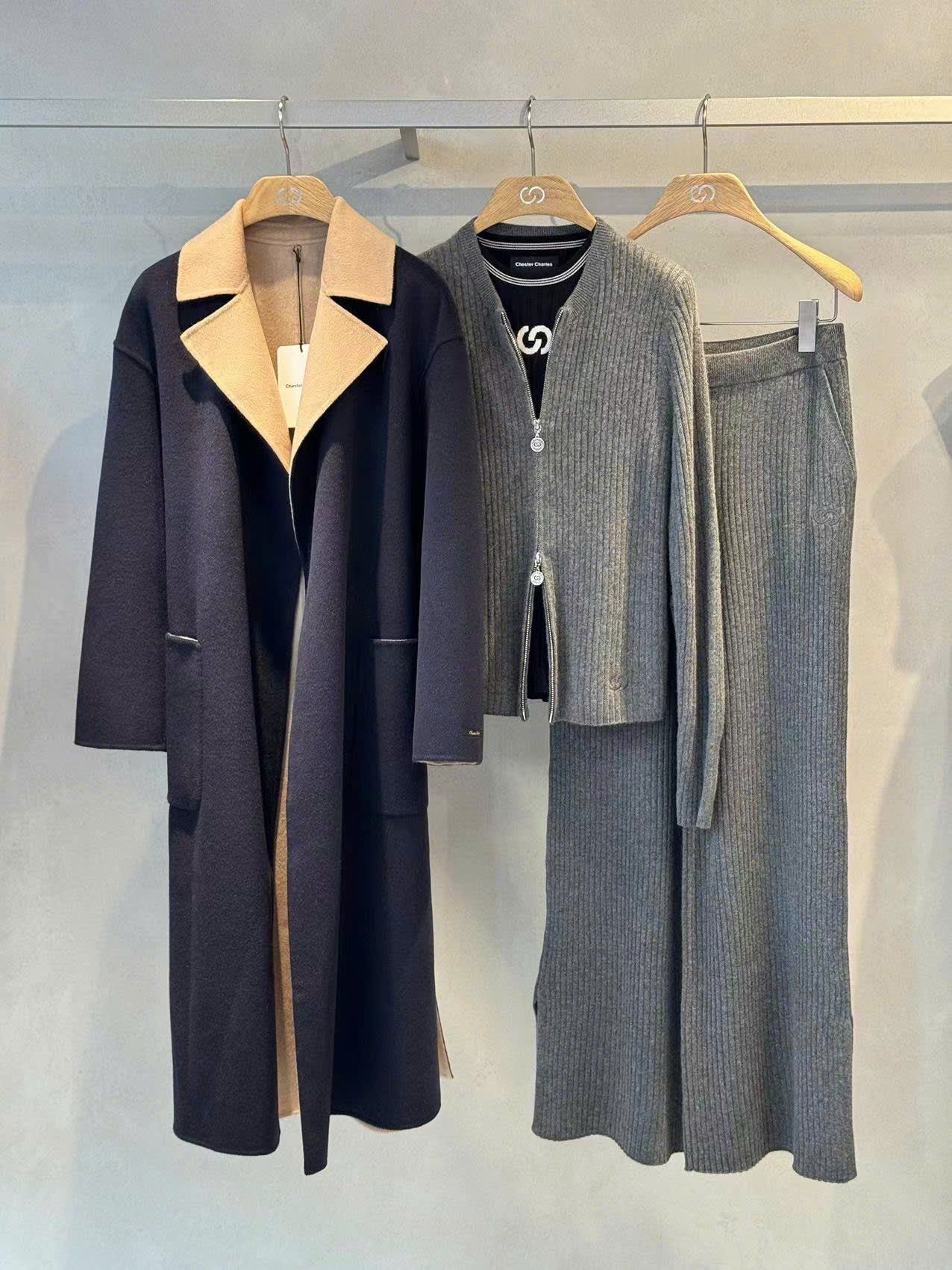 Áo dạ mangto xanh navy, cổ ve màu be