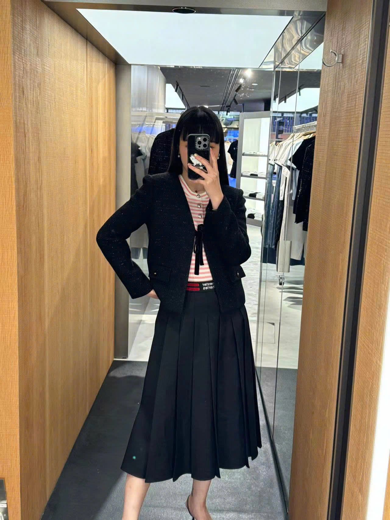Chân váy dài, cạp đỏ