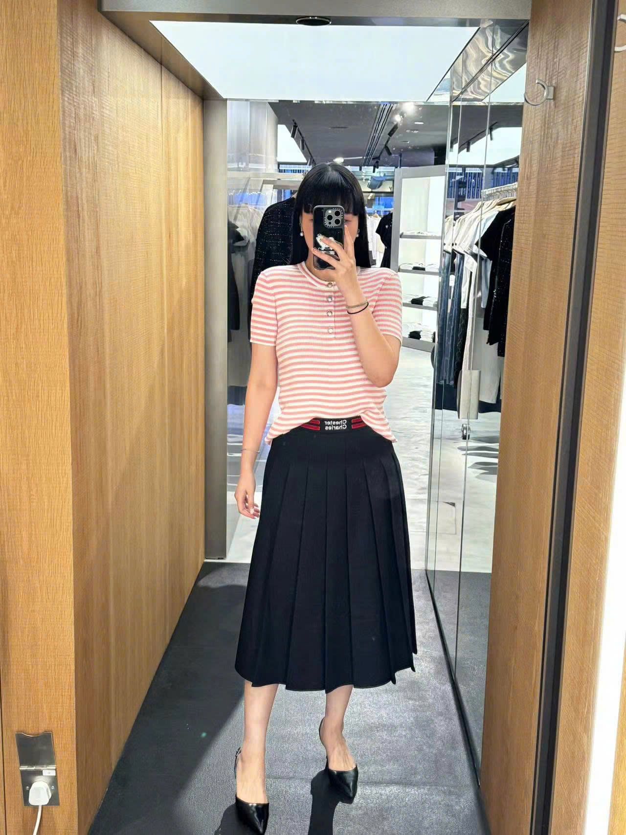 Chân váy dài, cạp đỏ