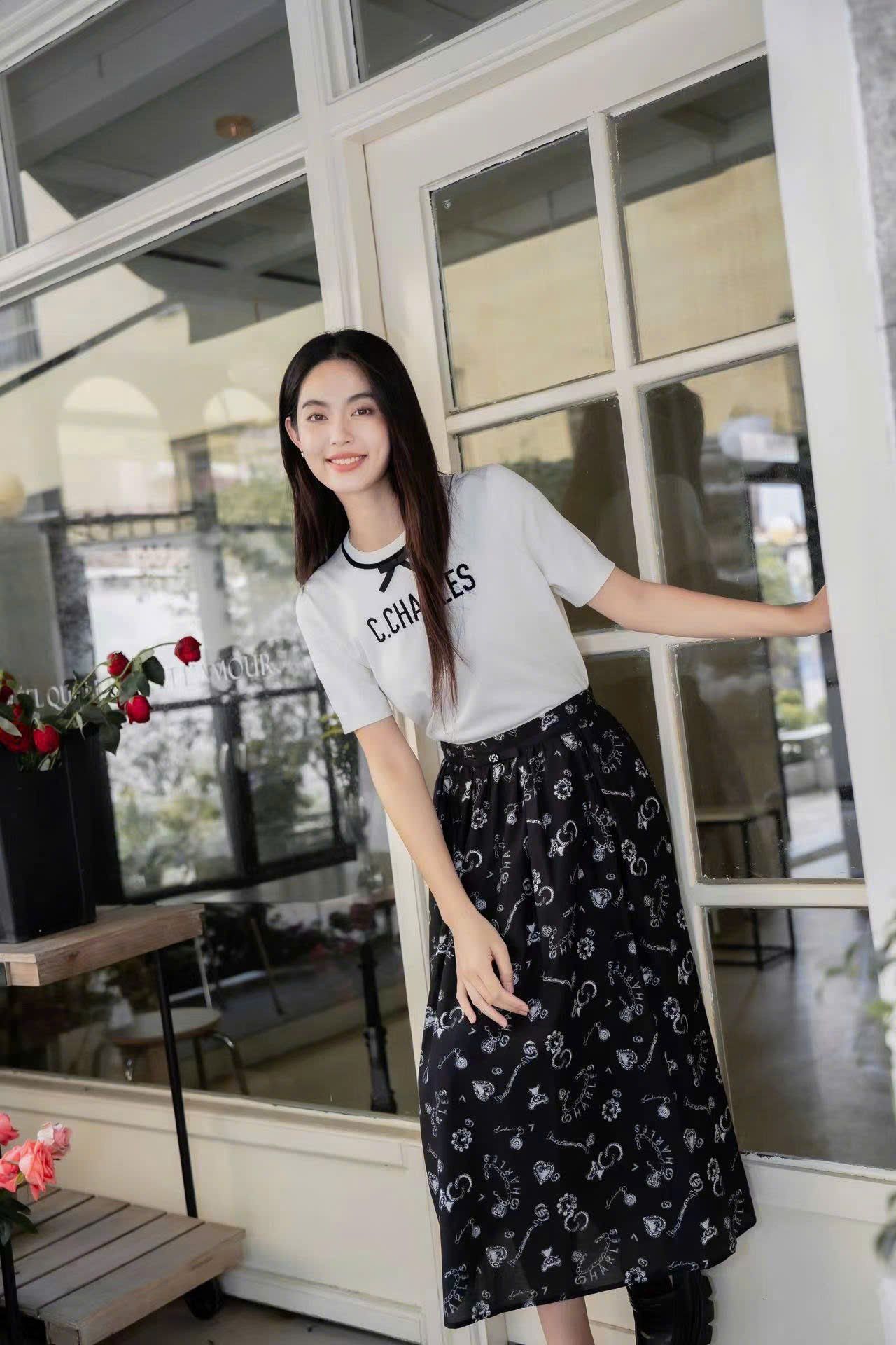 Chân váy đen - hoạ tiết hoa tim