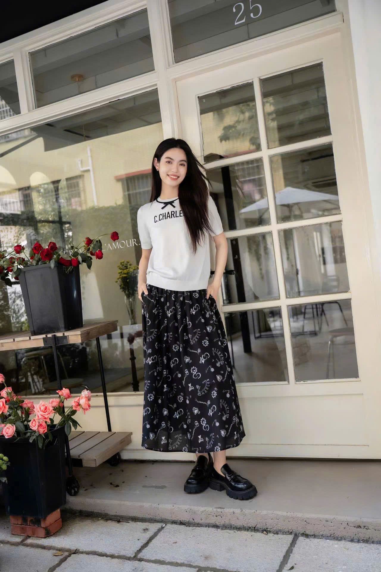 Chân váy đen - hoạ tiết hoa tim