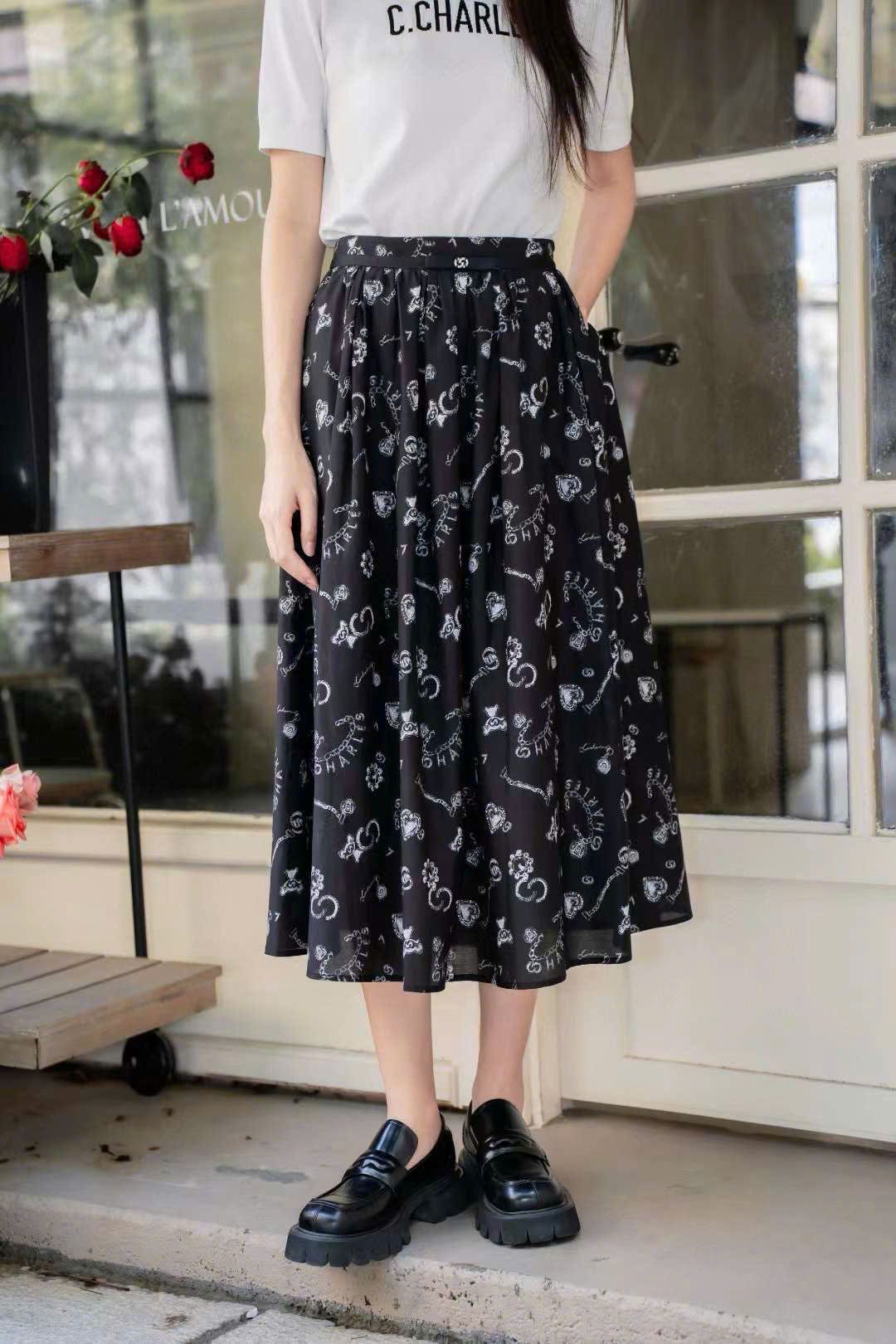 Chân váy đen - hoạ tiết hoa tim