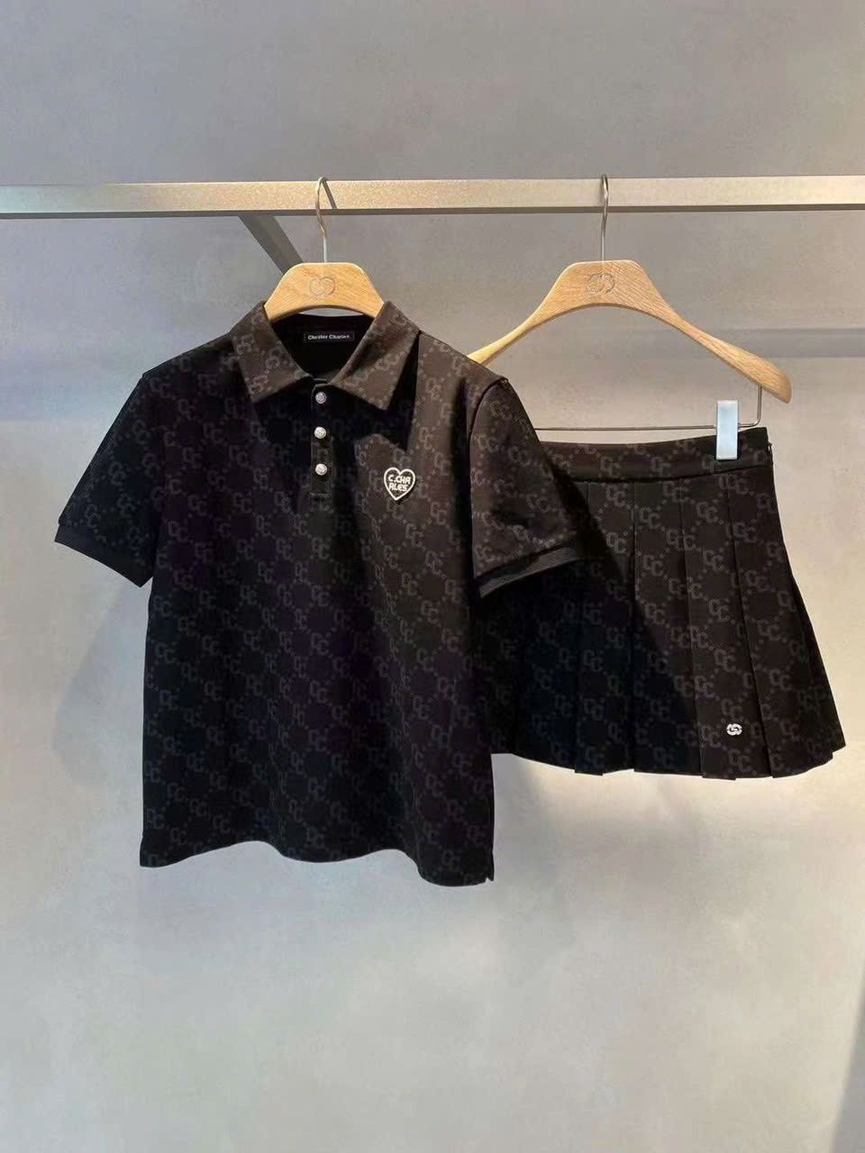 Bộ áo polo và chân váy - đen full logo tim trái set