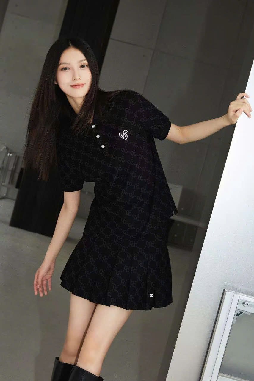 Bộ áo polo và chân váy - đen full logo tim trái set