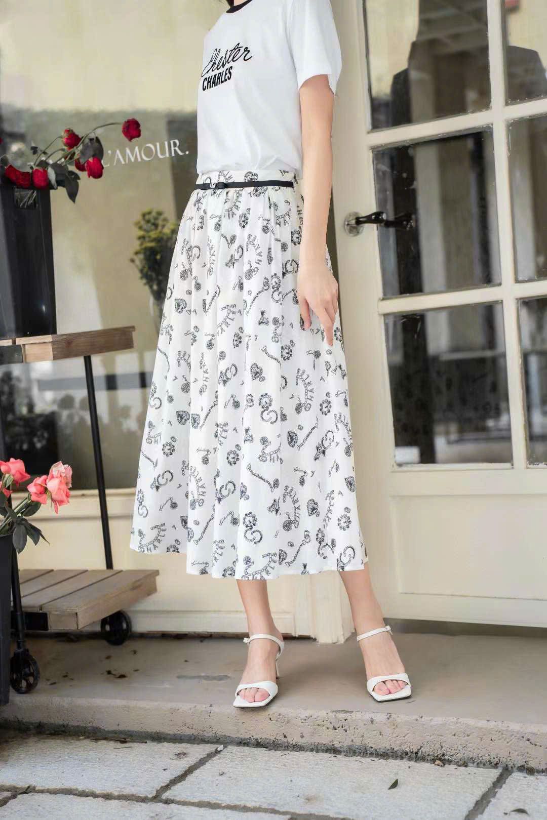 Chân váy trắng - hoạ tiết hoa tim