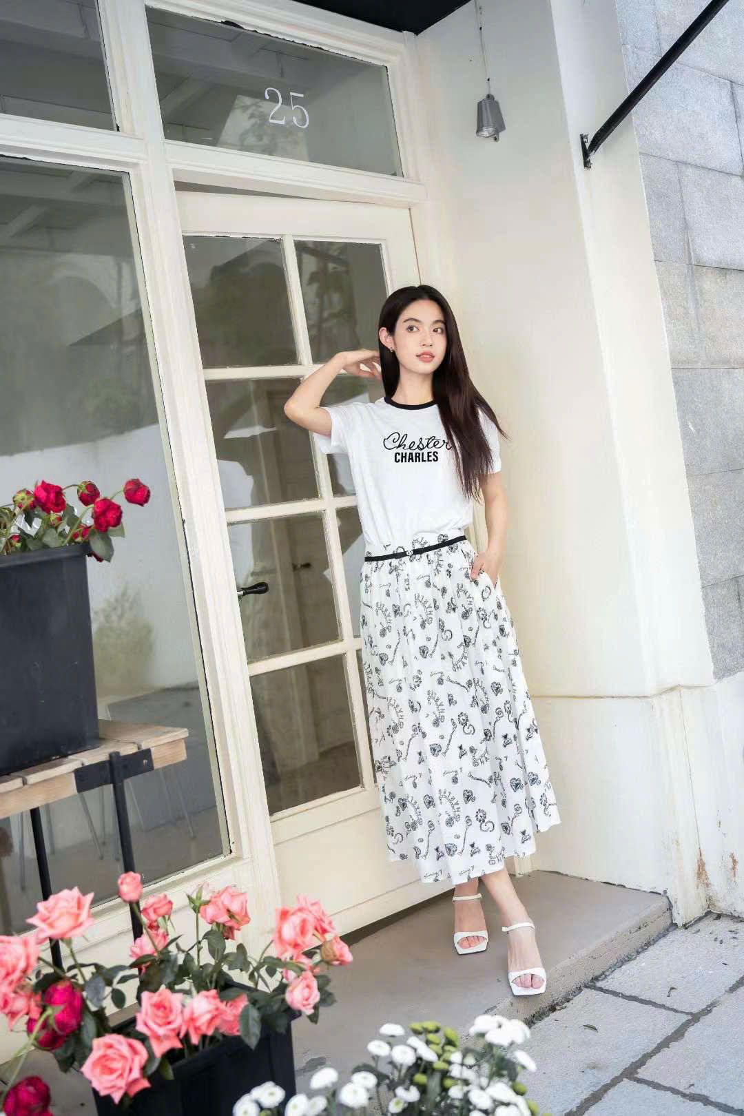 Chân váy trắng - hoạ tiết hoa tim