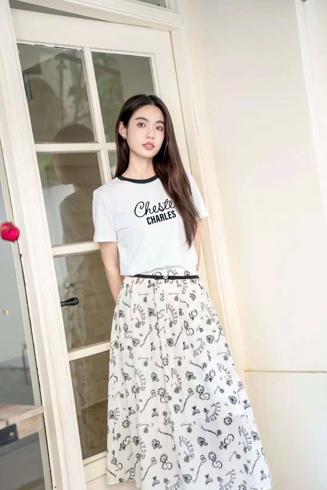 Chân váy trắng - hoạ tiết hoa tim