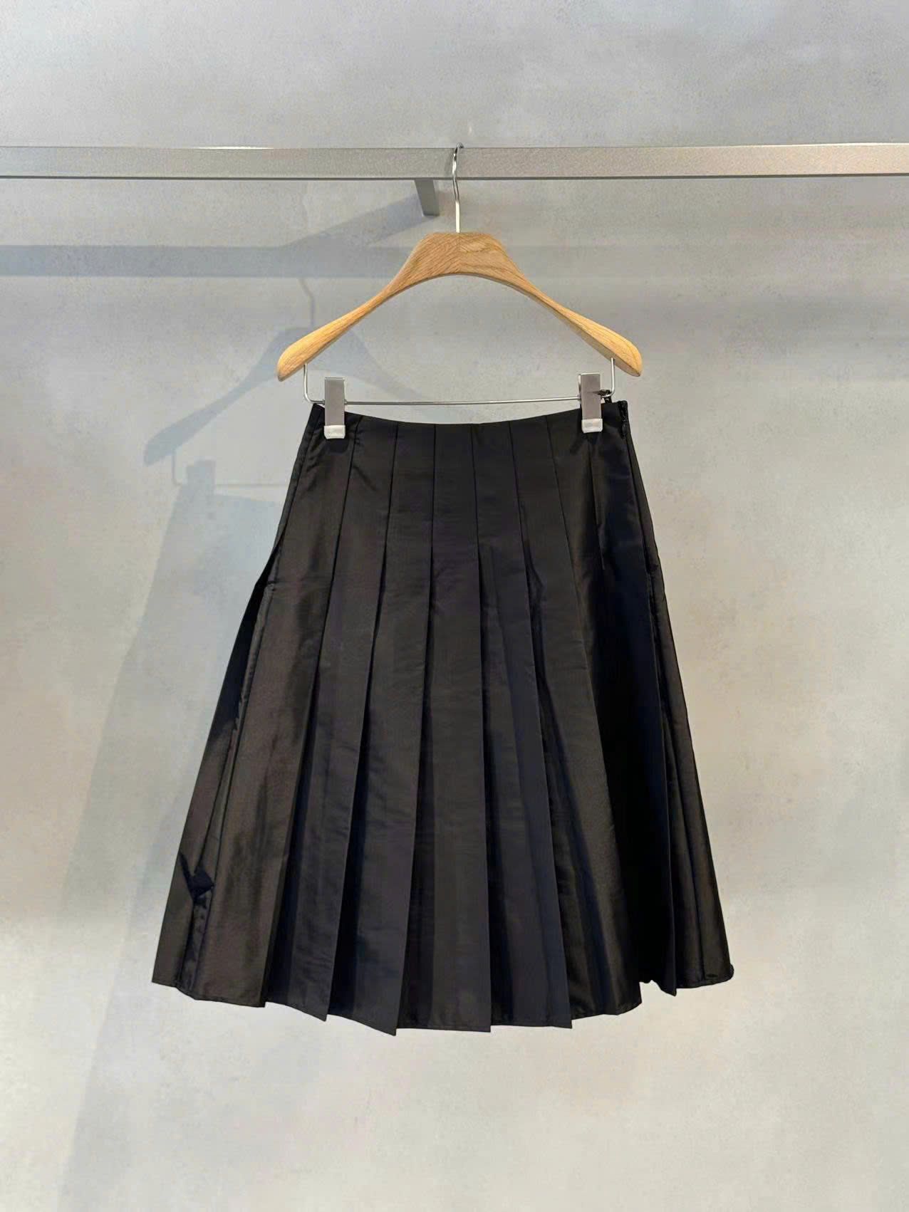 Chân váy xếp ly dài , 1/2 belt da