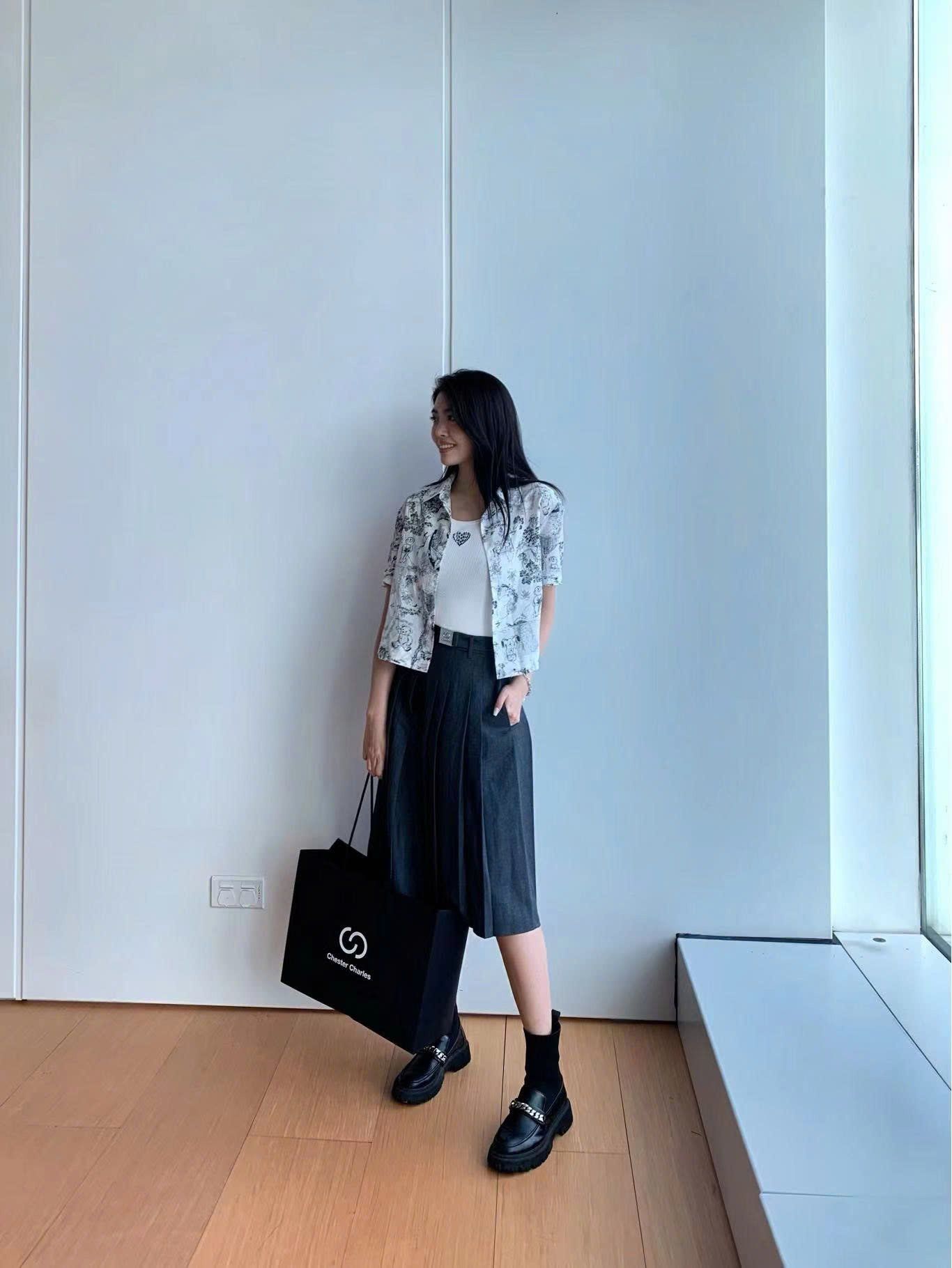 Chân váy xếp ly xám cạp kim loại và chữ CC
