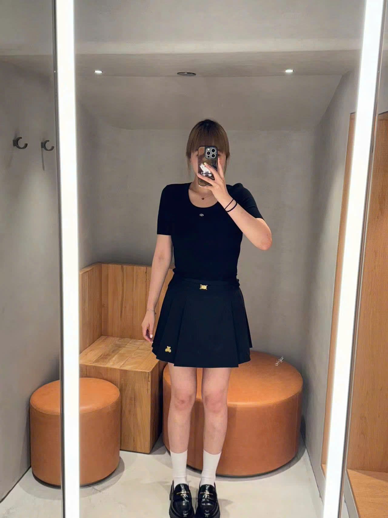 Chân váy xếp ly gấu vàng