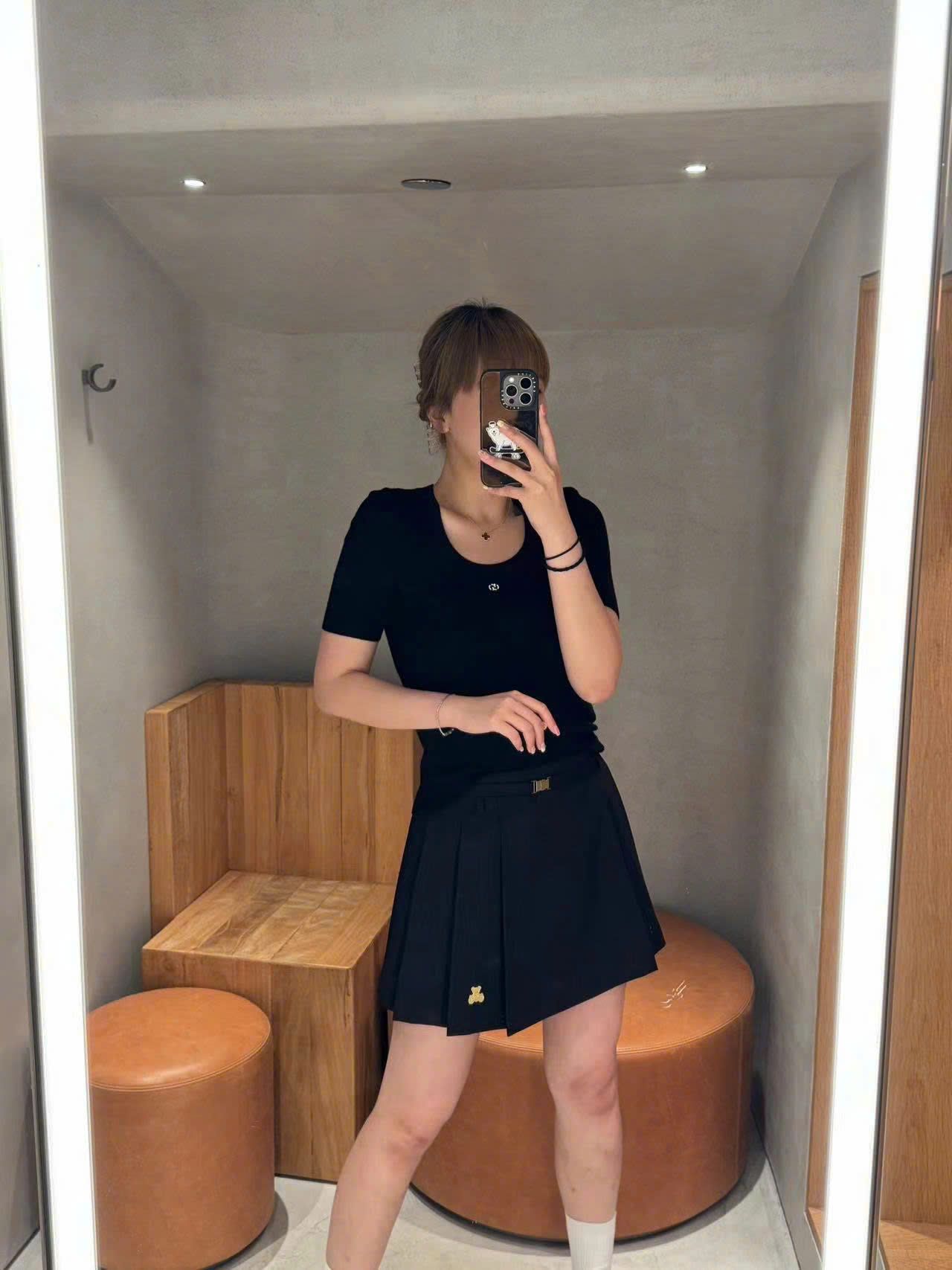 Chân váy xếp ly gấu vàng