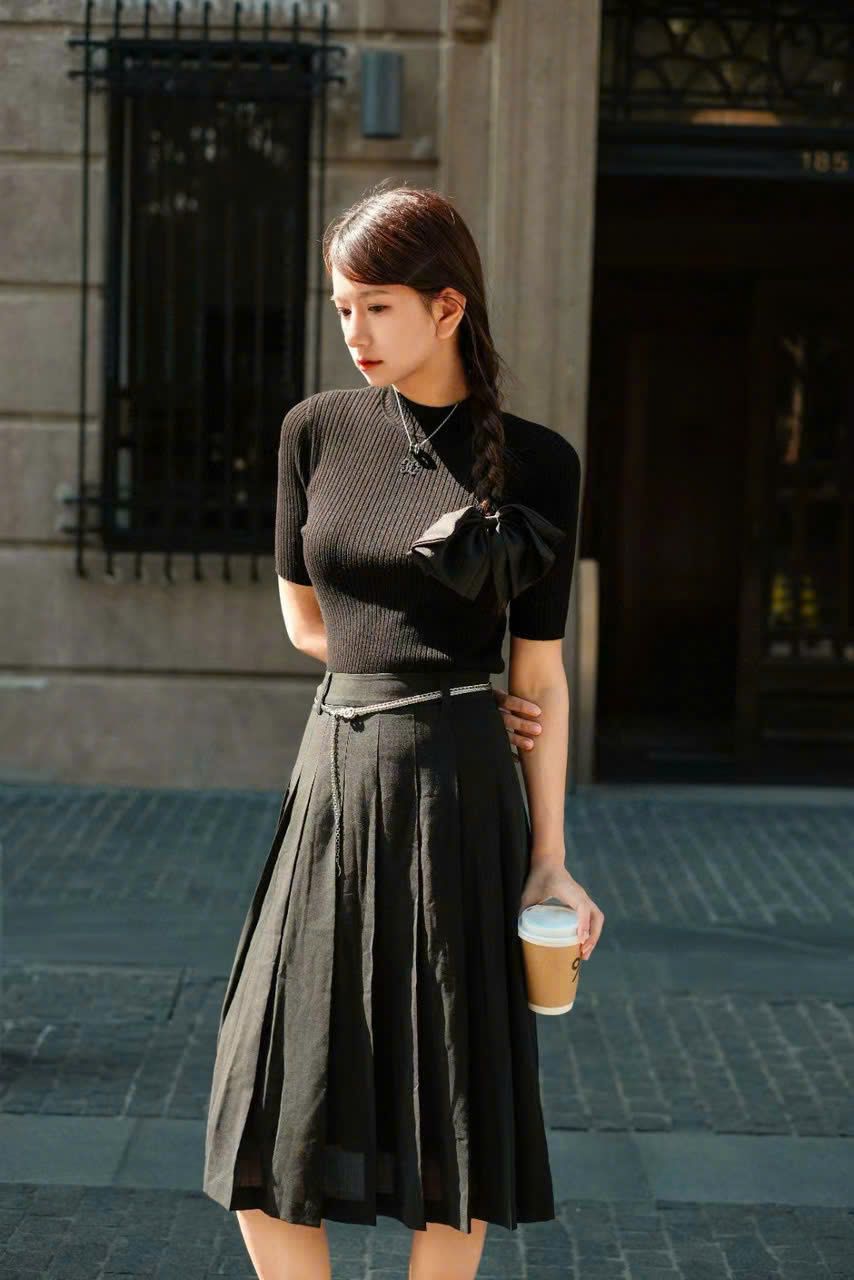 Chân váy đen dài xếp ly kèm Belt KL