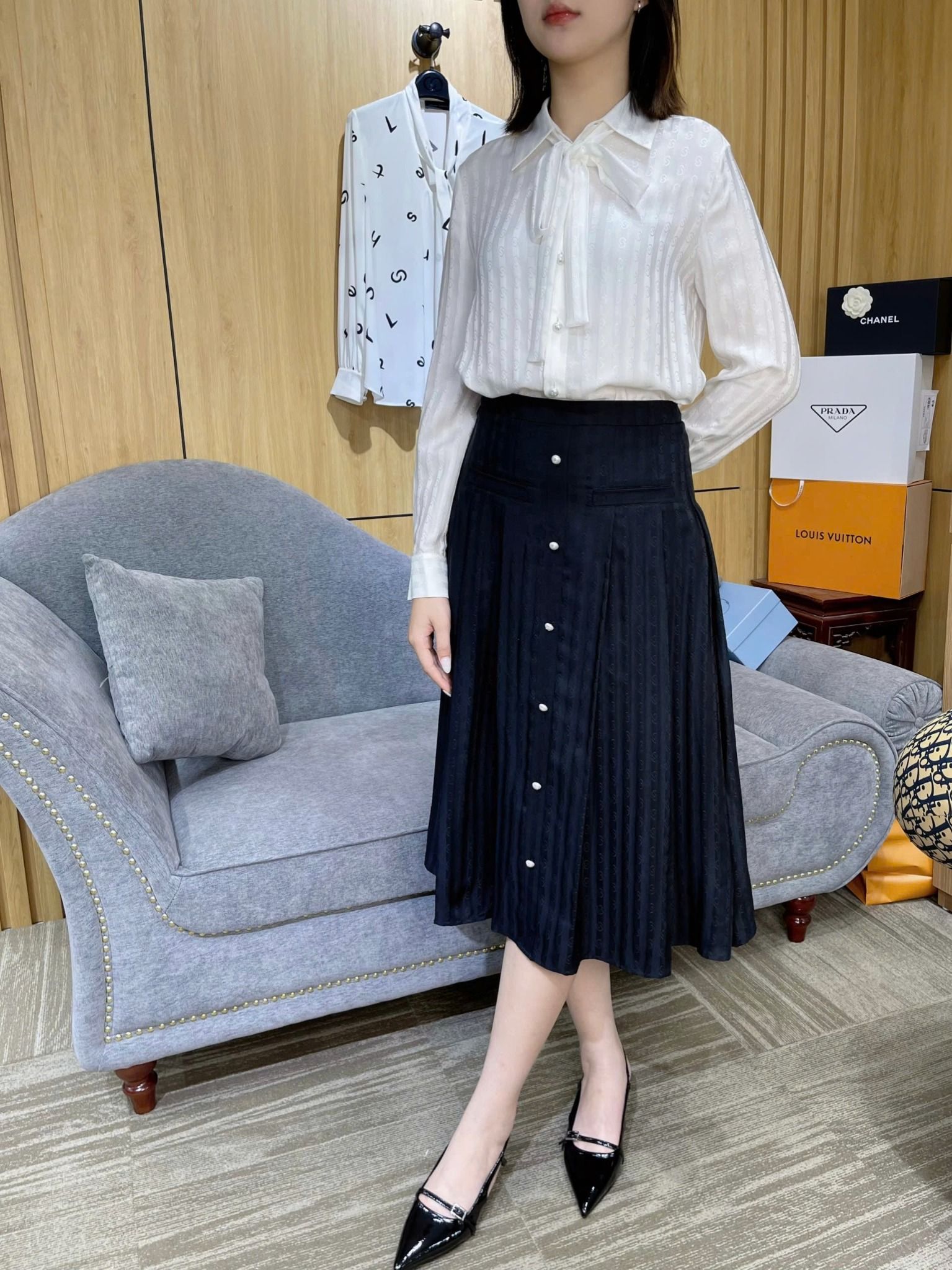 Chân váy lụa đen - cúc ngọc