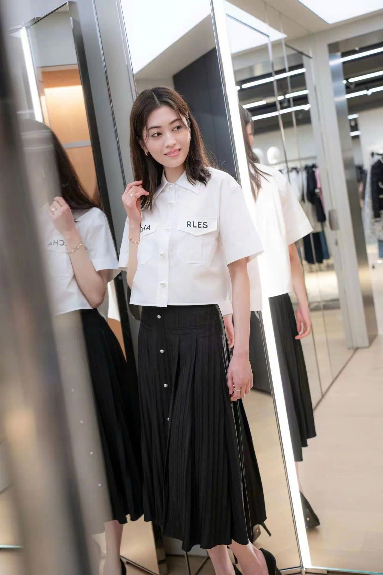 Chân váy lụa đen - cúc ngọc