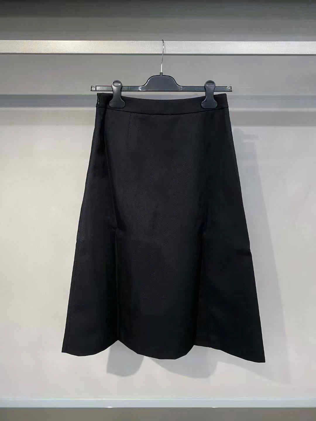 Chân váy midi xếp ly đen kèm belt nhỏ vàng