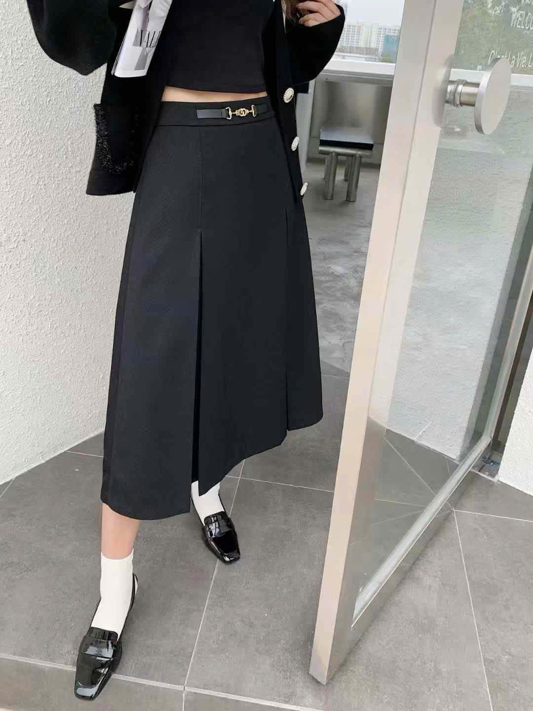 Chân váy midi xếp ly đen kèm belt nhỏ vàng