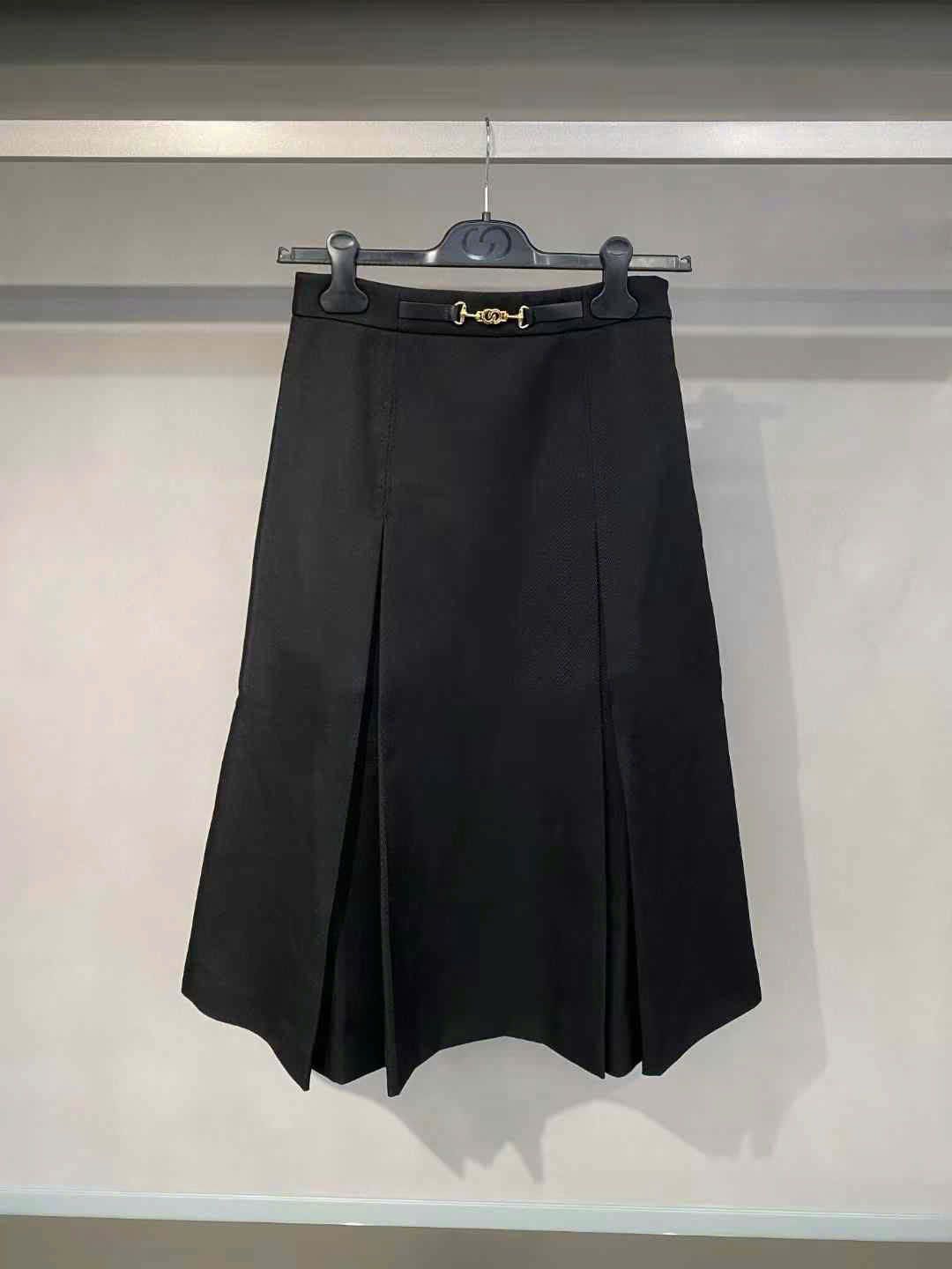 Chân váy midi xếp ly đen kèm belt nhỏ vàng