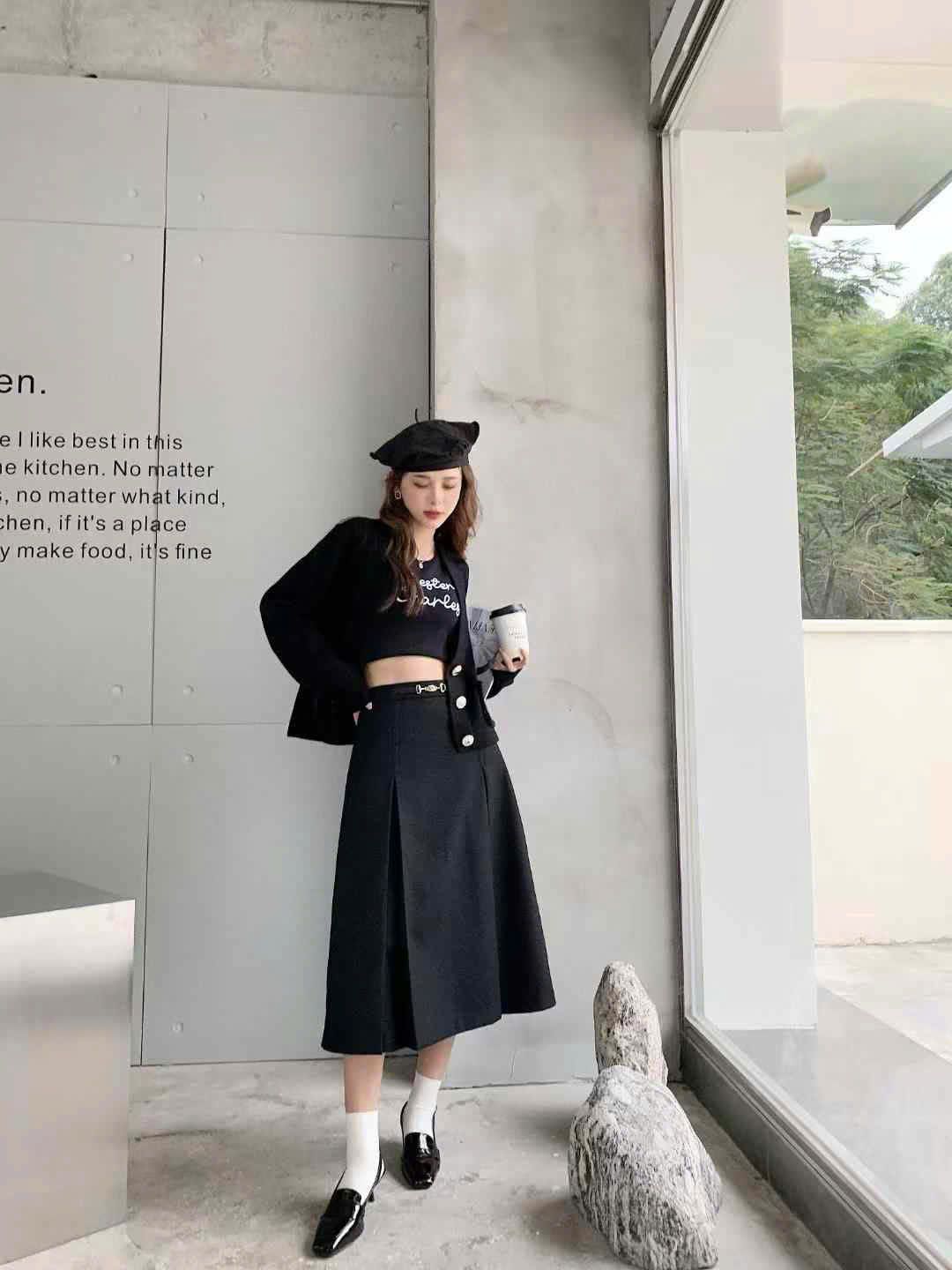 Chân váy midi xếp ly đen kèm belt nhỏ vàng