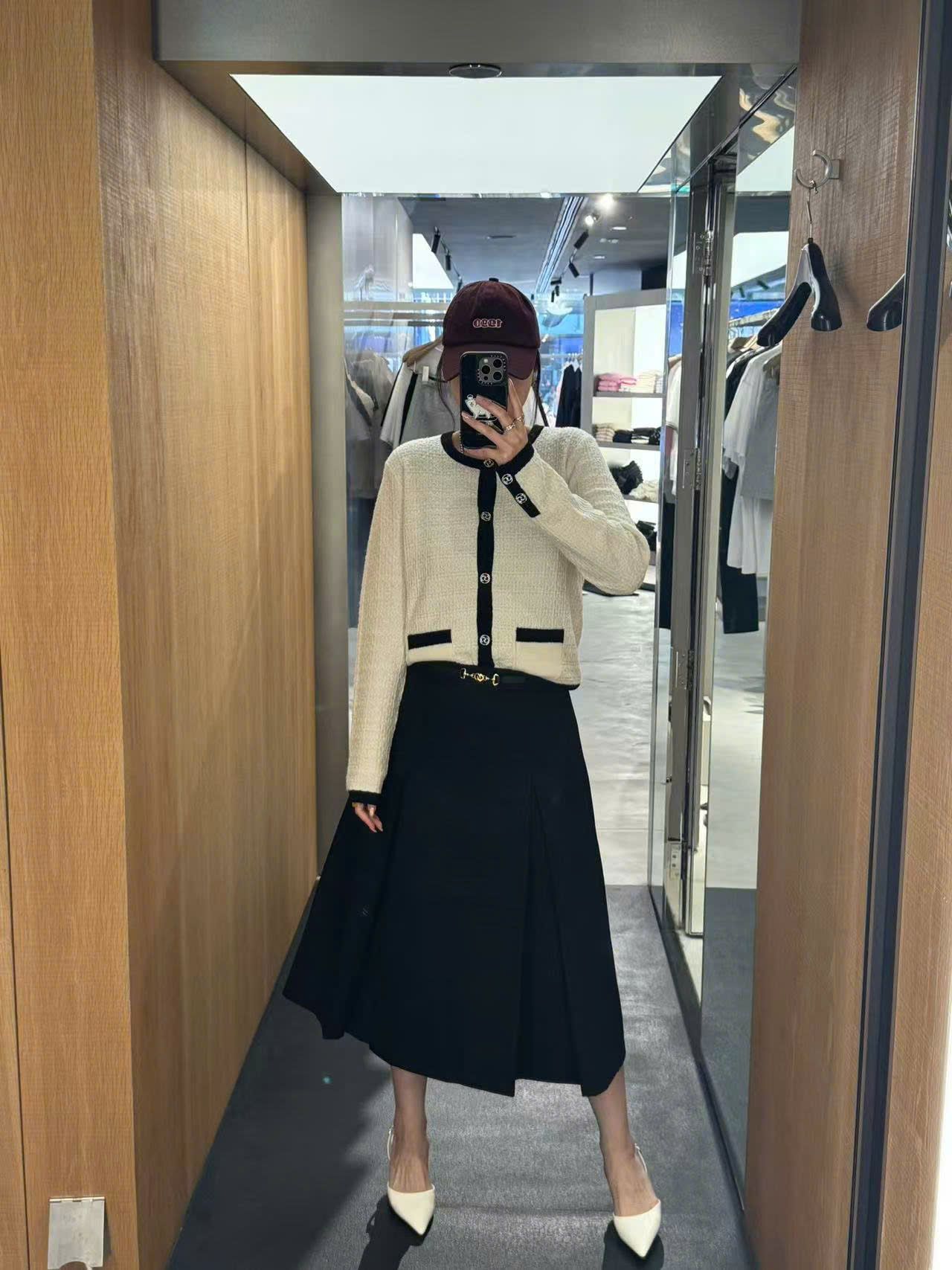 Chân váy midi xếp ly đen kèm belt nhỏ vàng