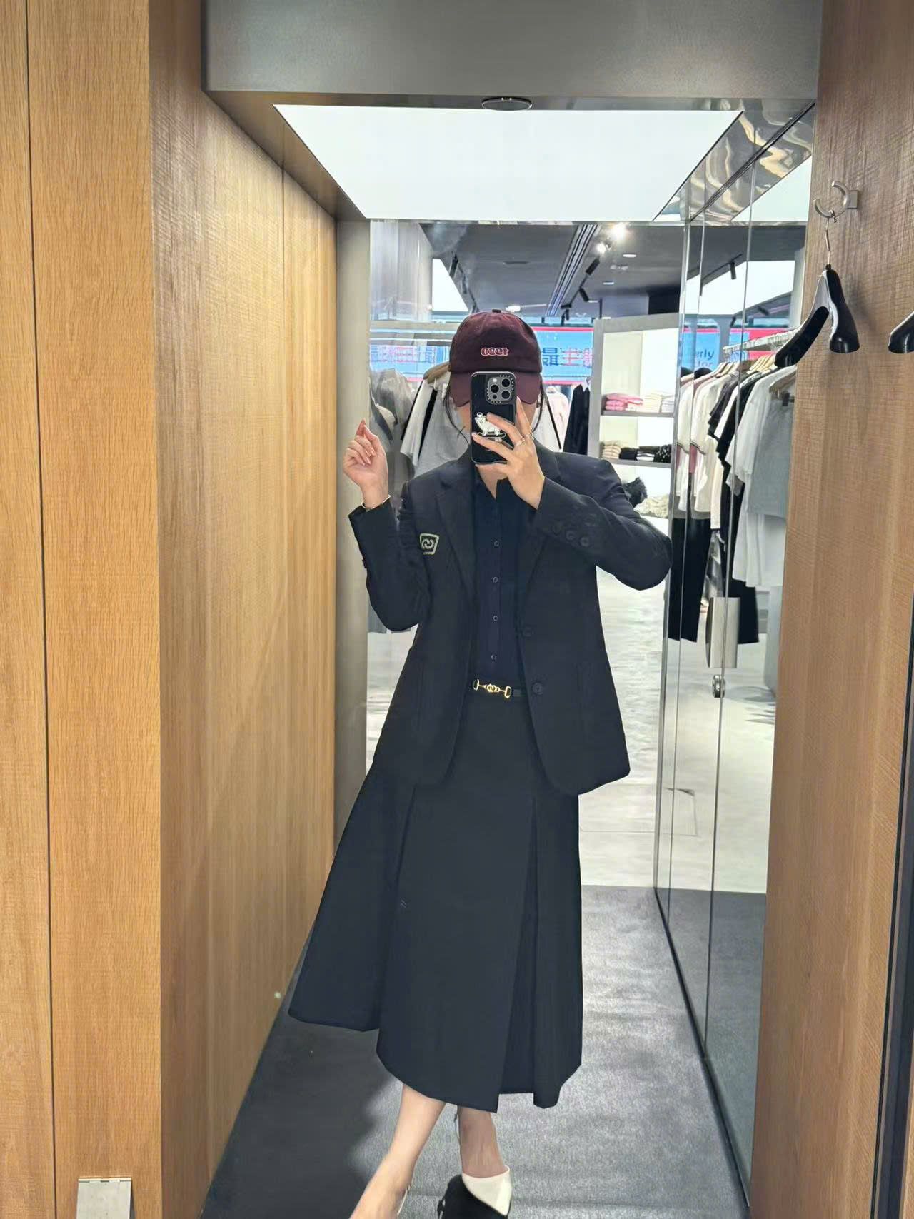 Chân váy midi xếp ly đen kèm belt nhỏ vàng