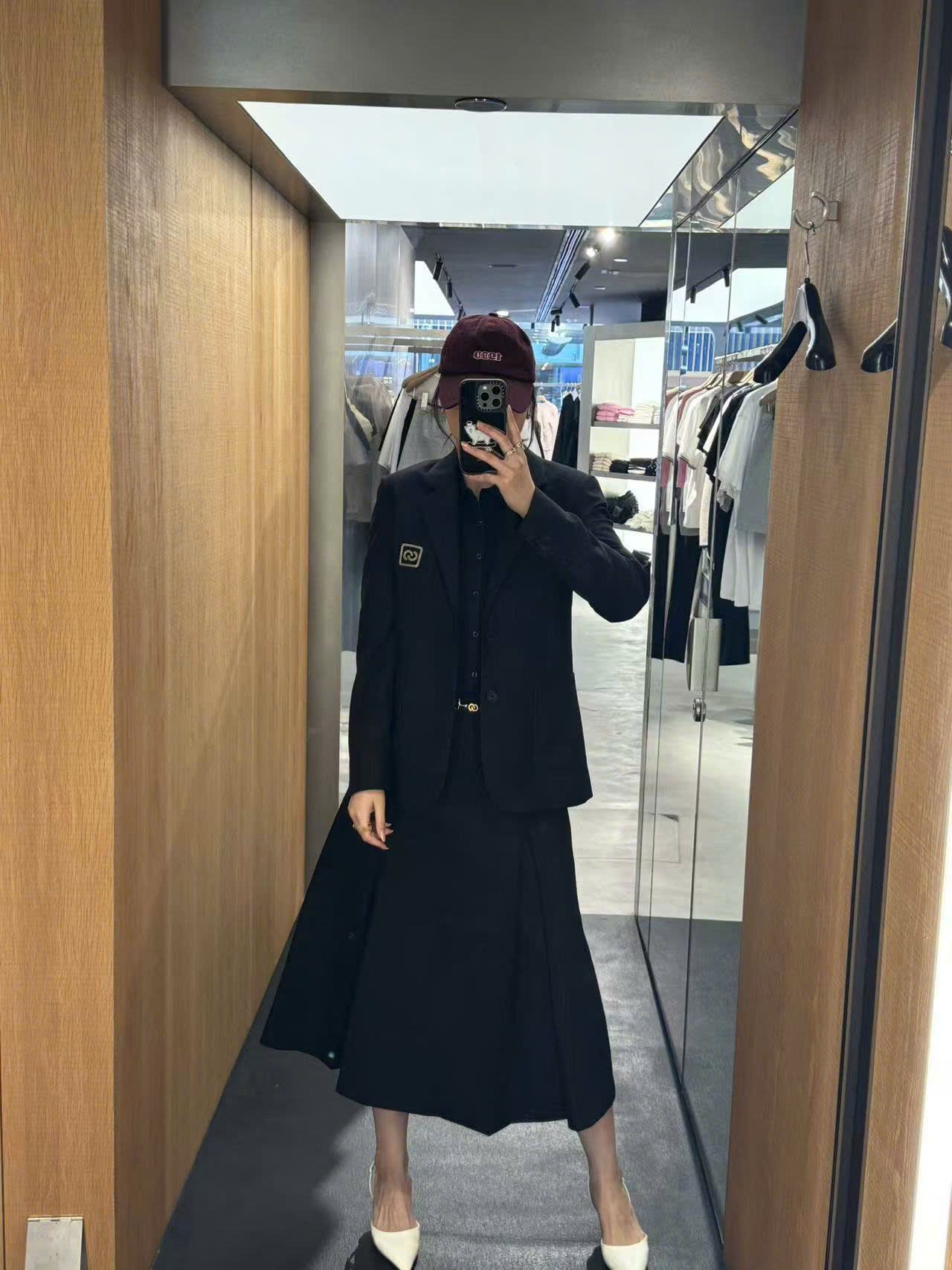 Chân váy midi xếp ly đen kèm belt nhỏ vàng