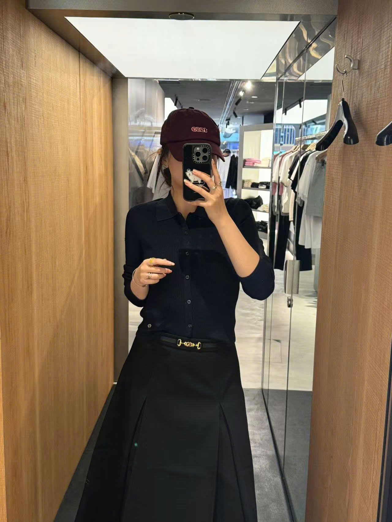 Chân váy midi xếp ly đen kèm belt nhỏ vàng