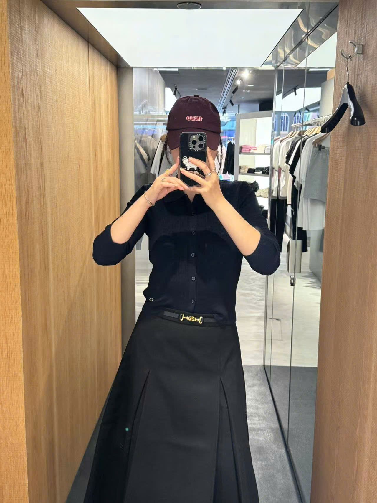 Chân váy midi xếp ly đen kèm belt nhỏ vàng