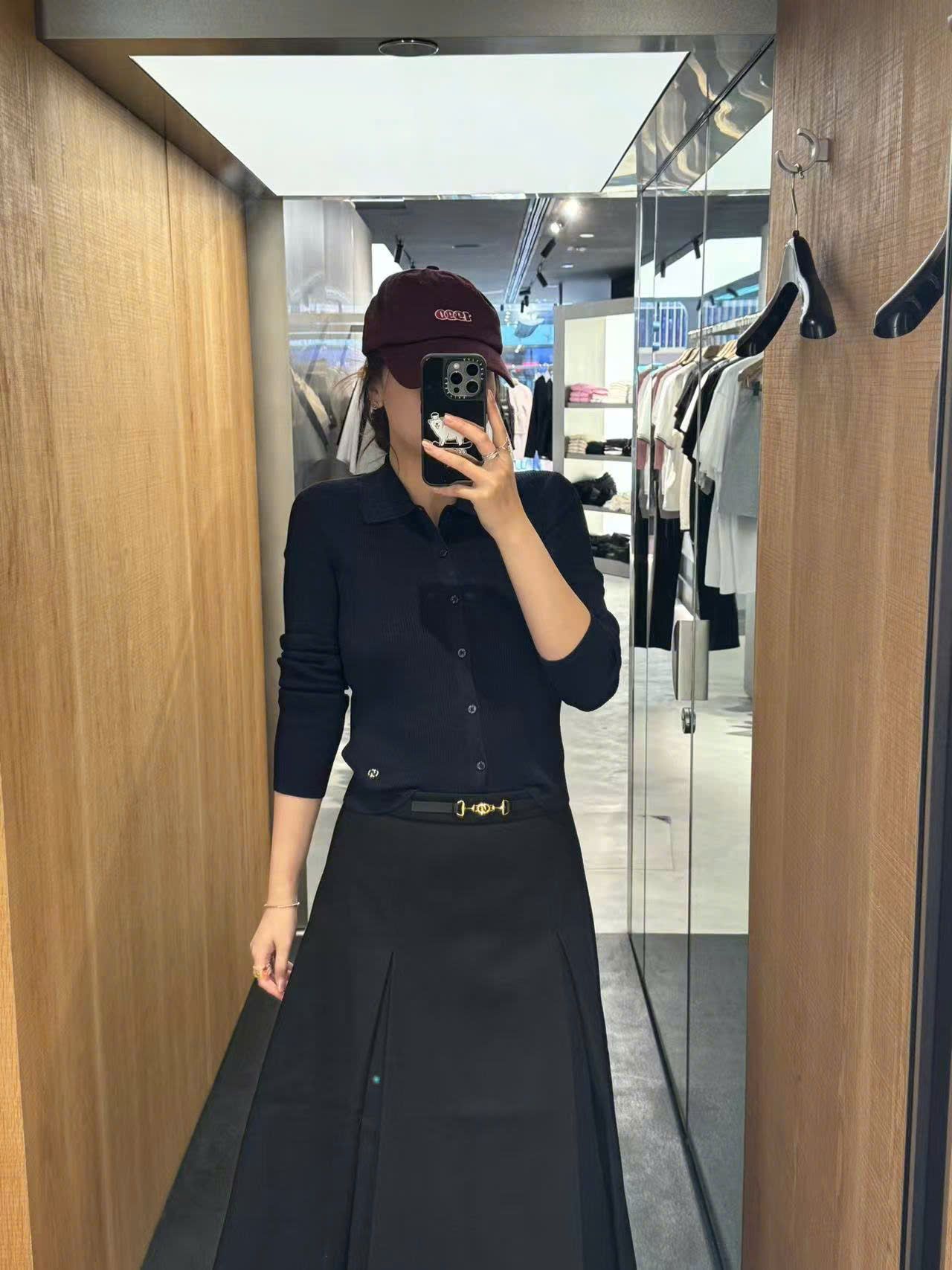 Chân váy midi xếp ly đen kèm belt nhỏ vàng